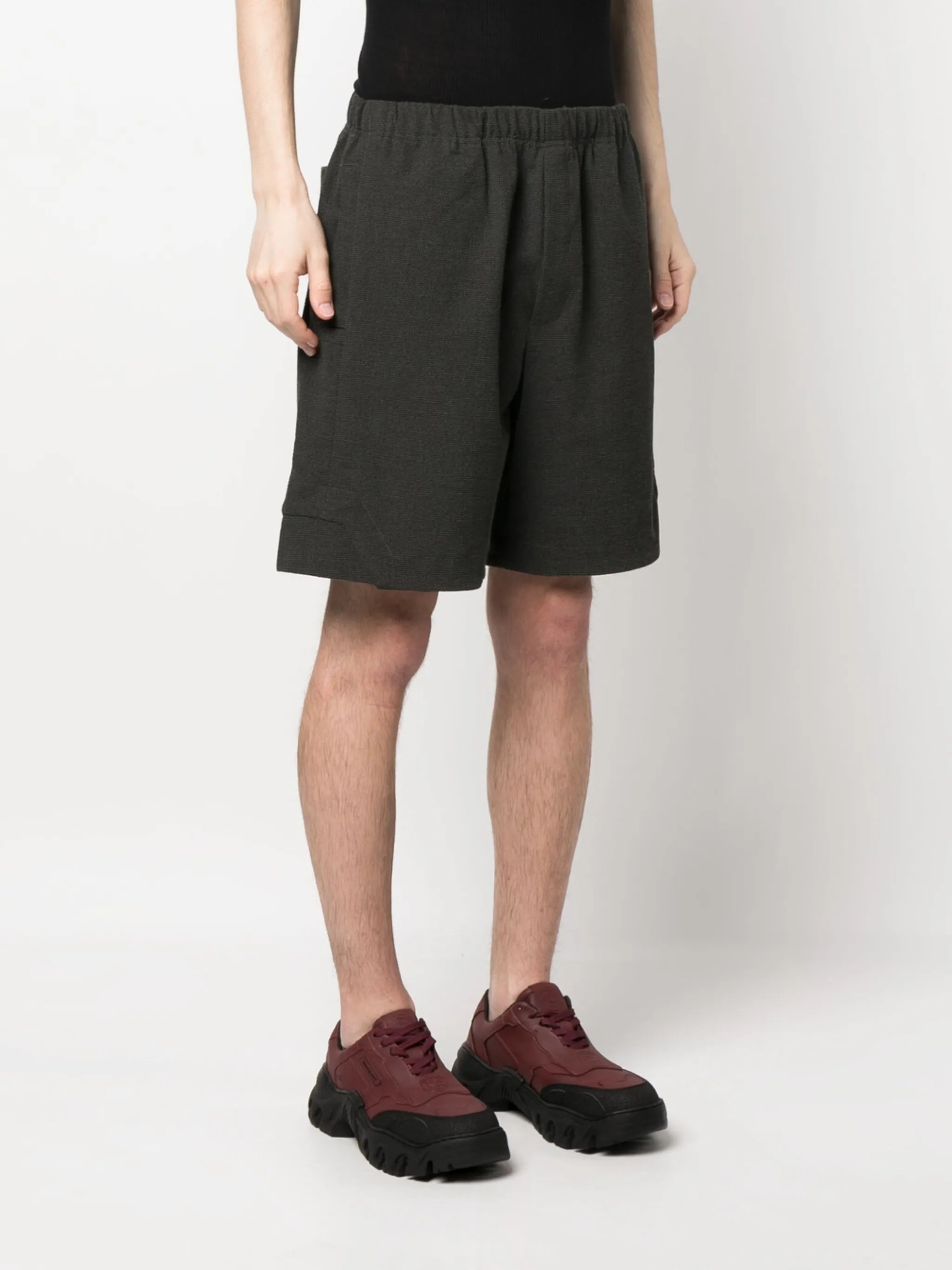 elasticated-waistband deck shorts