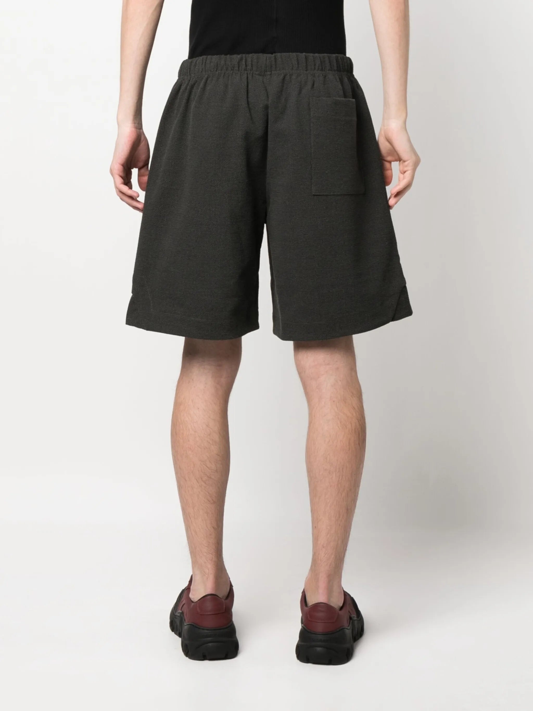 elasticated-waistband deck shorts
