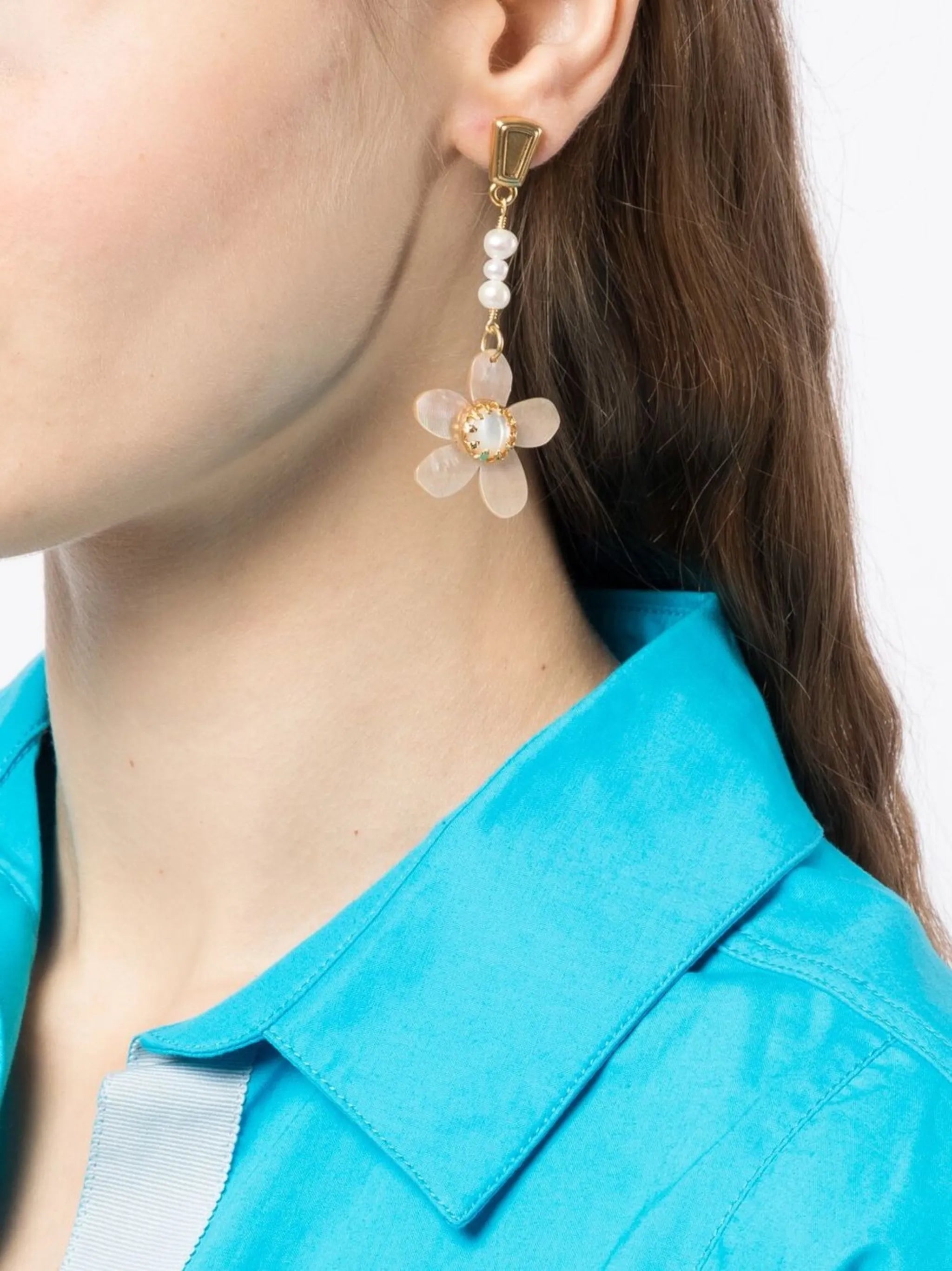 floral-detail pearl drop earring