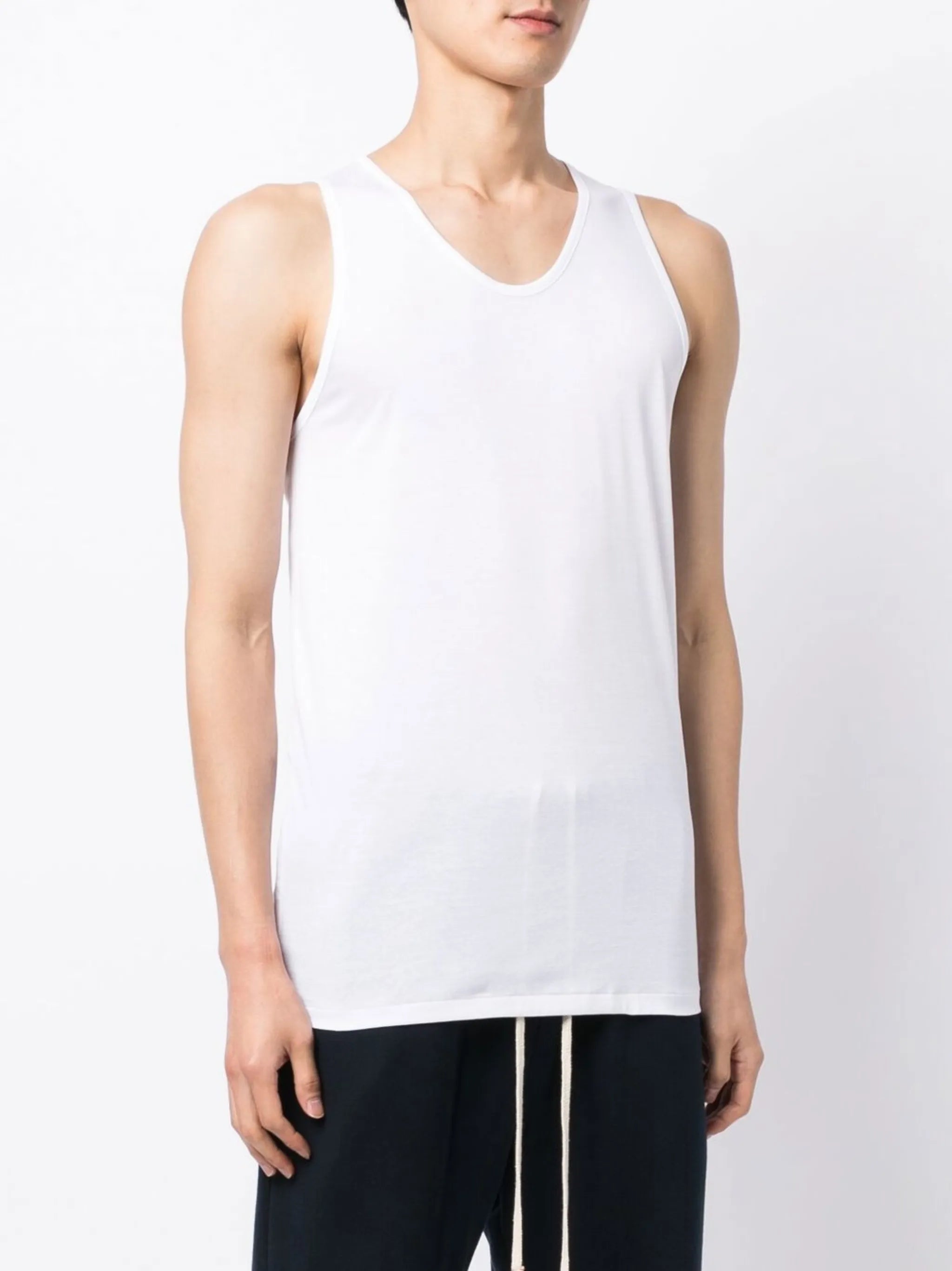 scoop-neck sleeveless tank top