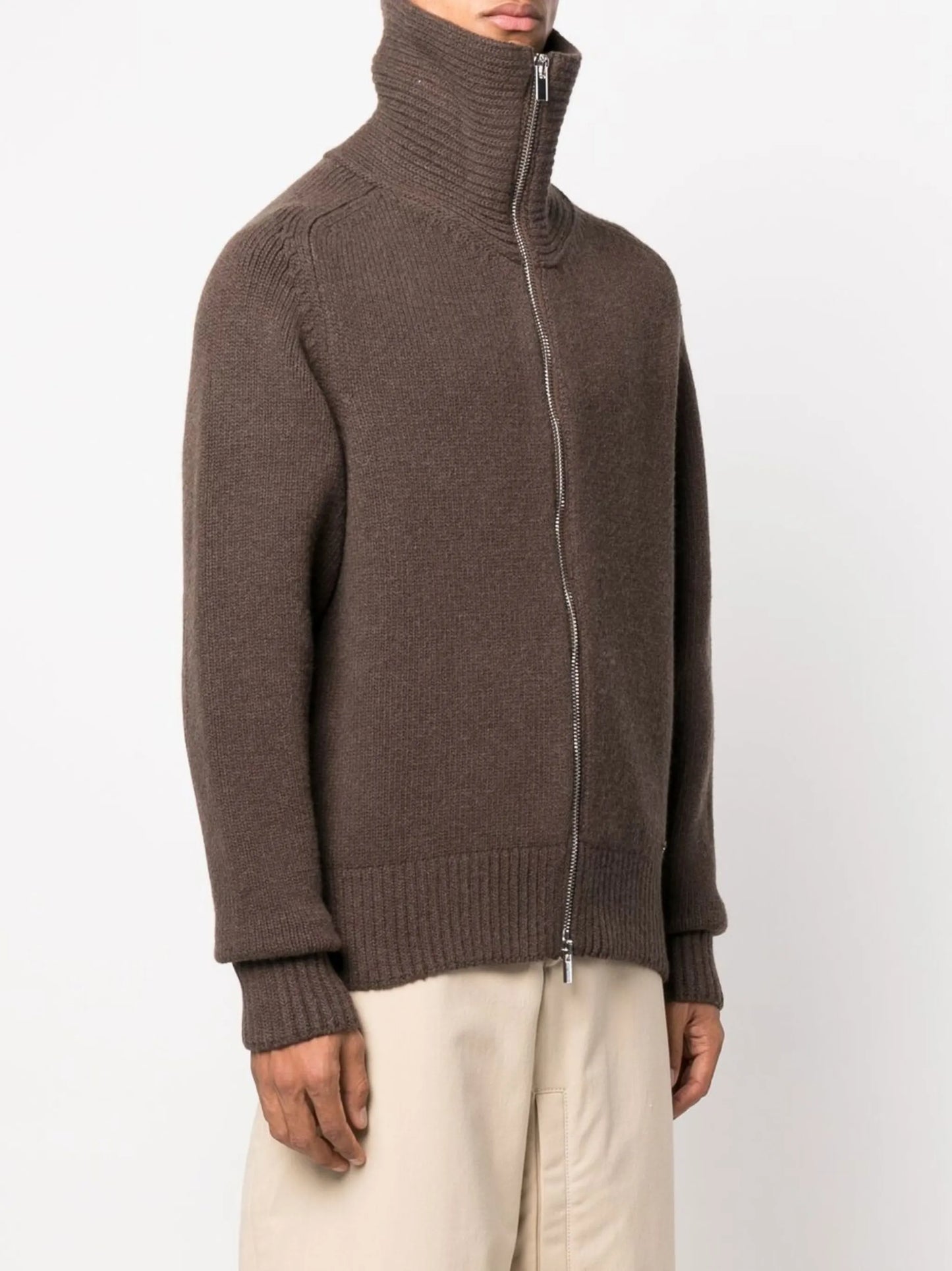 zip-fastening knitted jacket