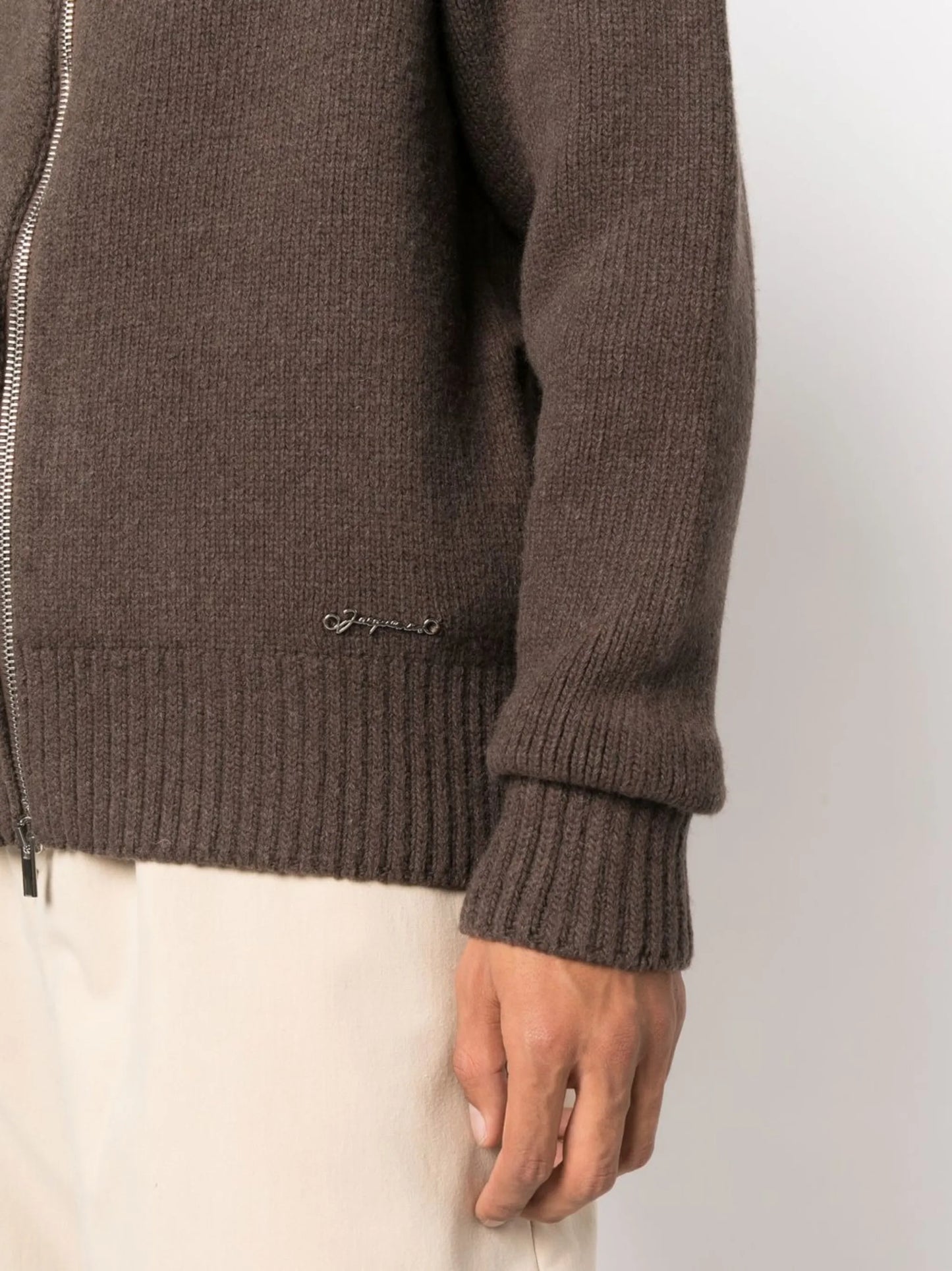 zip-fastening knitted jacket
