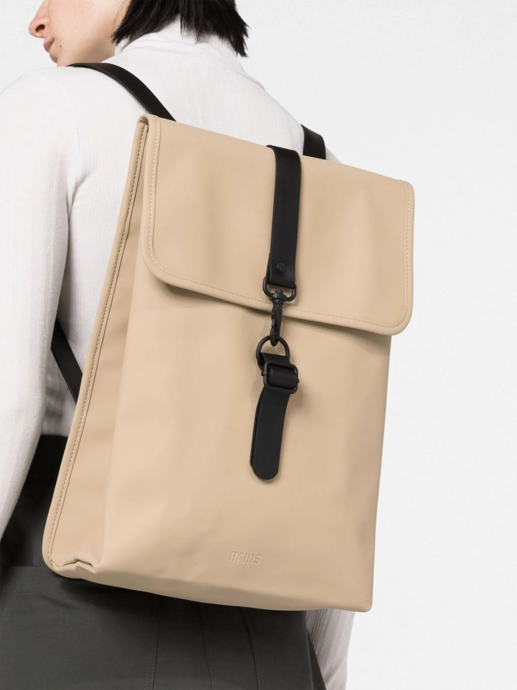buckle-fastened flat backpack