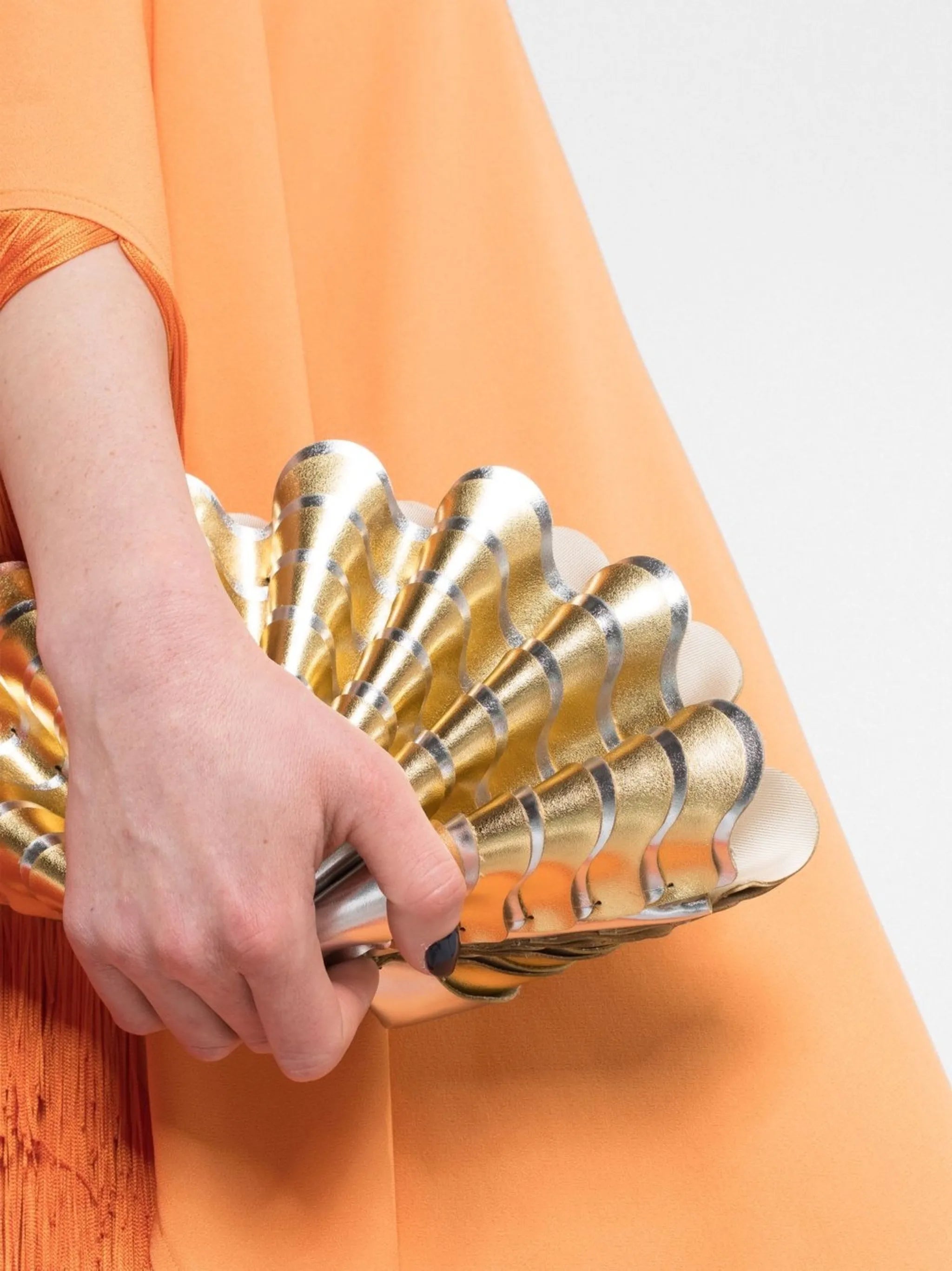 Sable Mouvant shell clutch bag