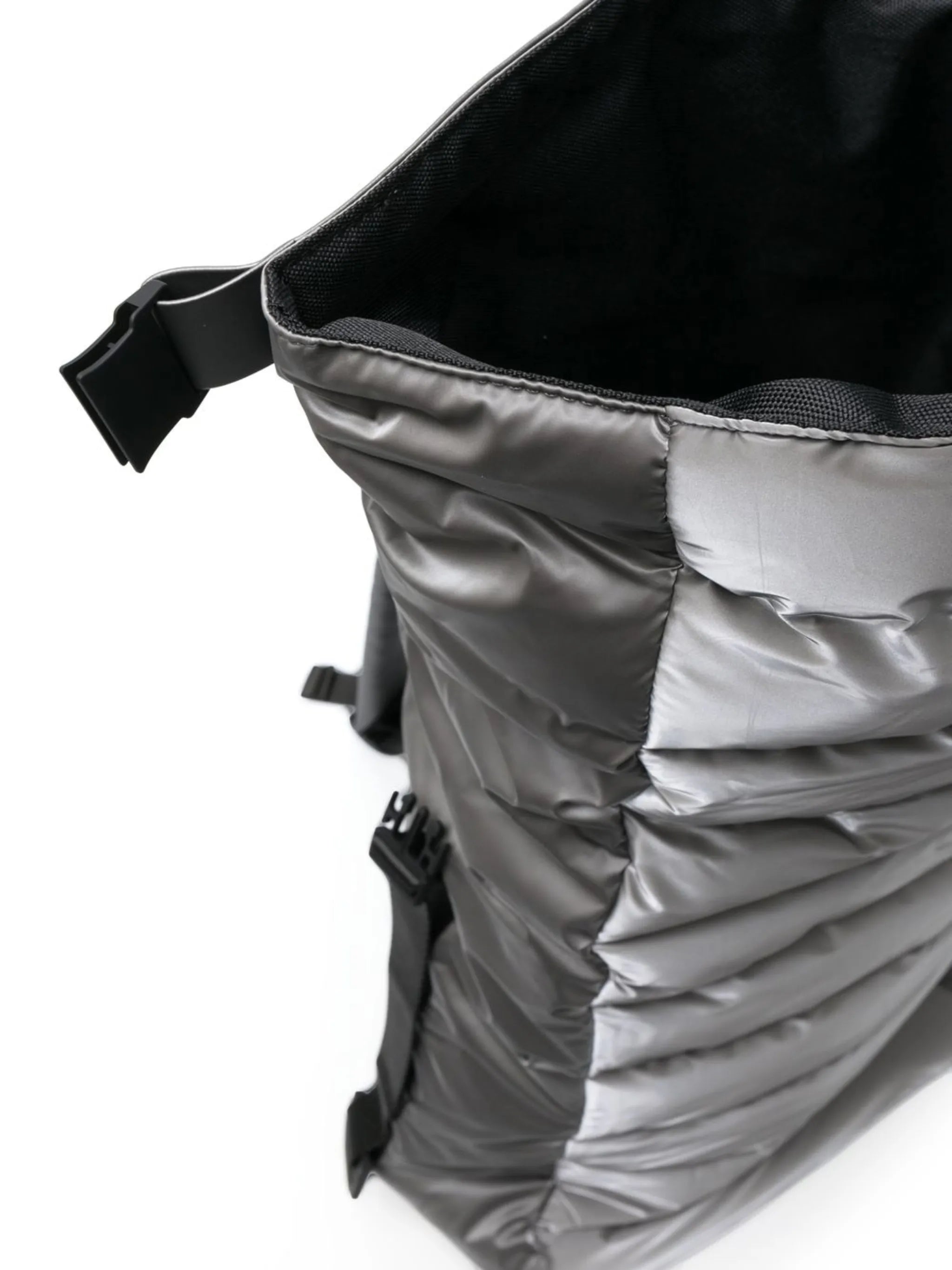 padded buckle-fastening backpack