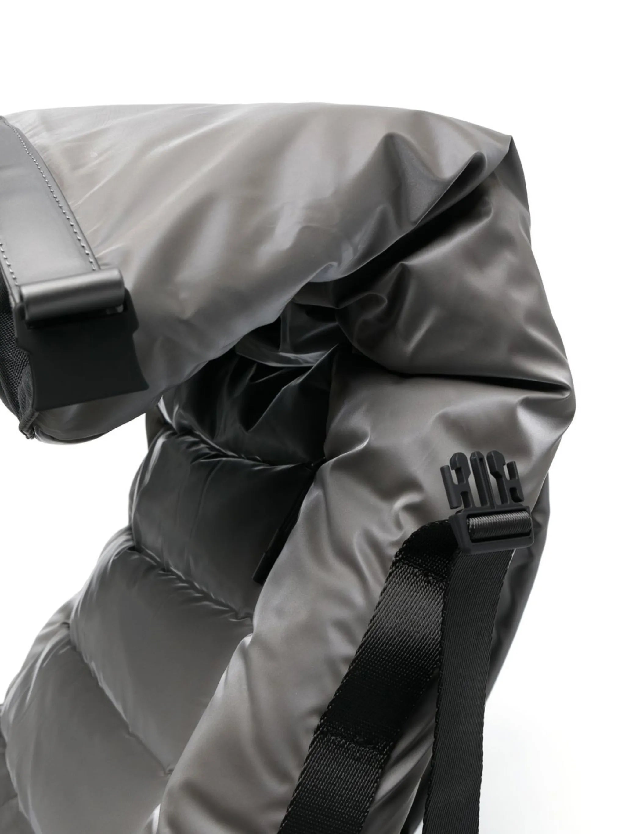 padded buckle-fastening backpack