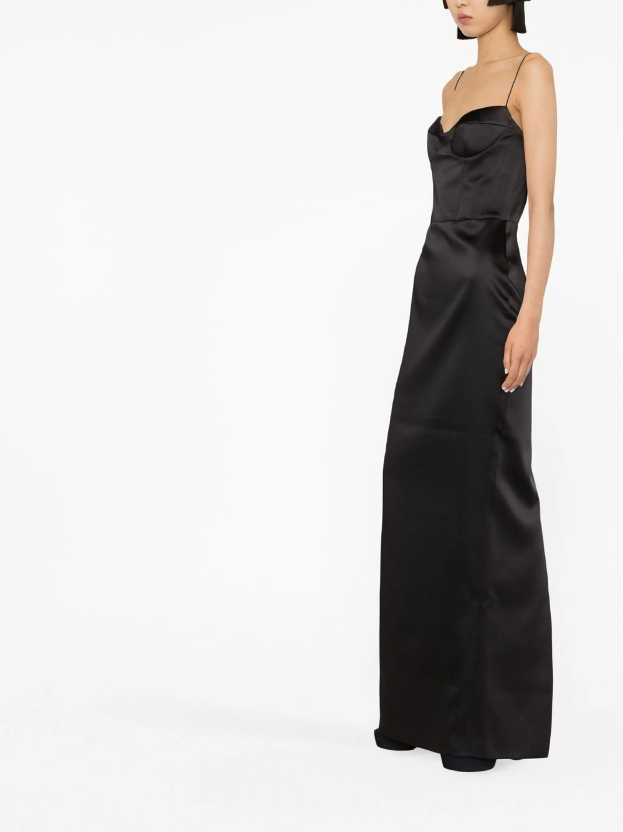 sweetheart-neck sleeveless dress