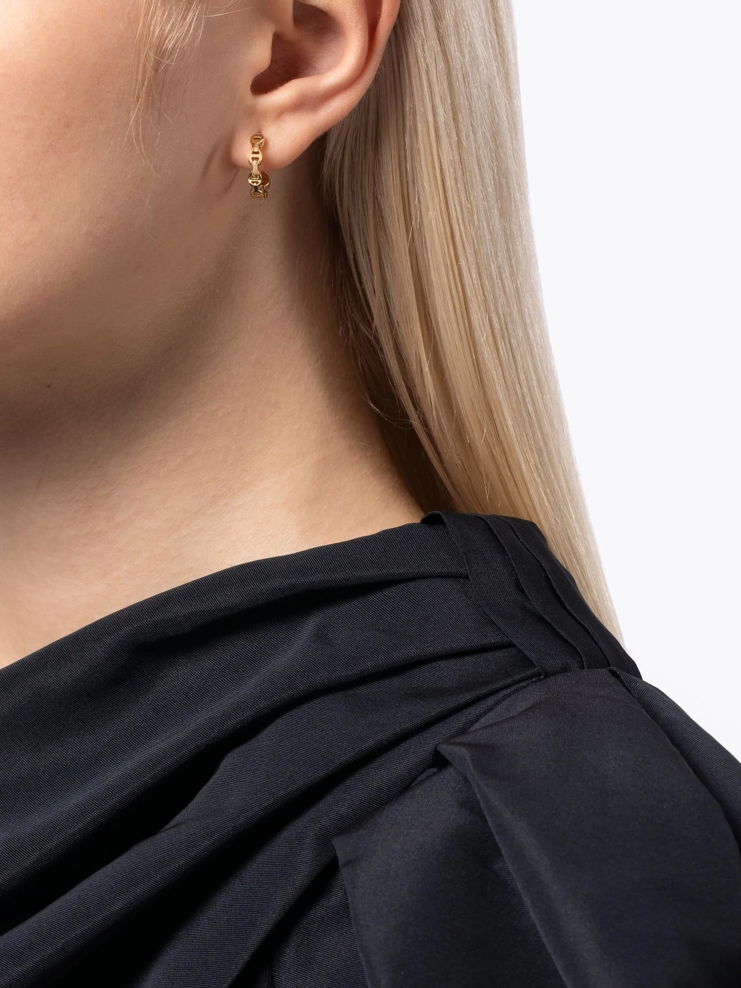 18kt yellow gold link huggie earrings