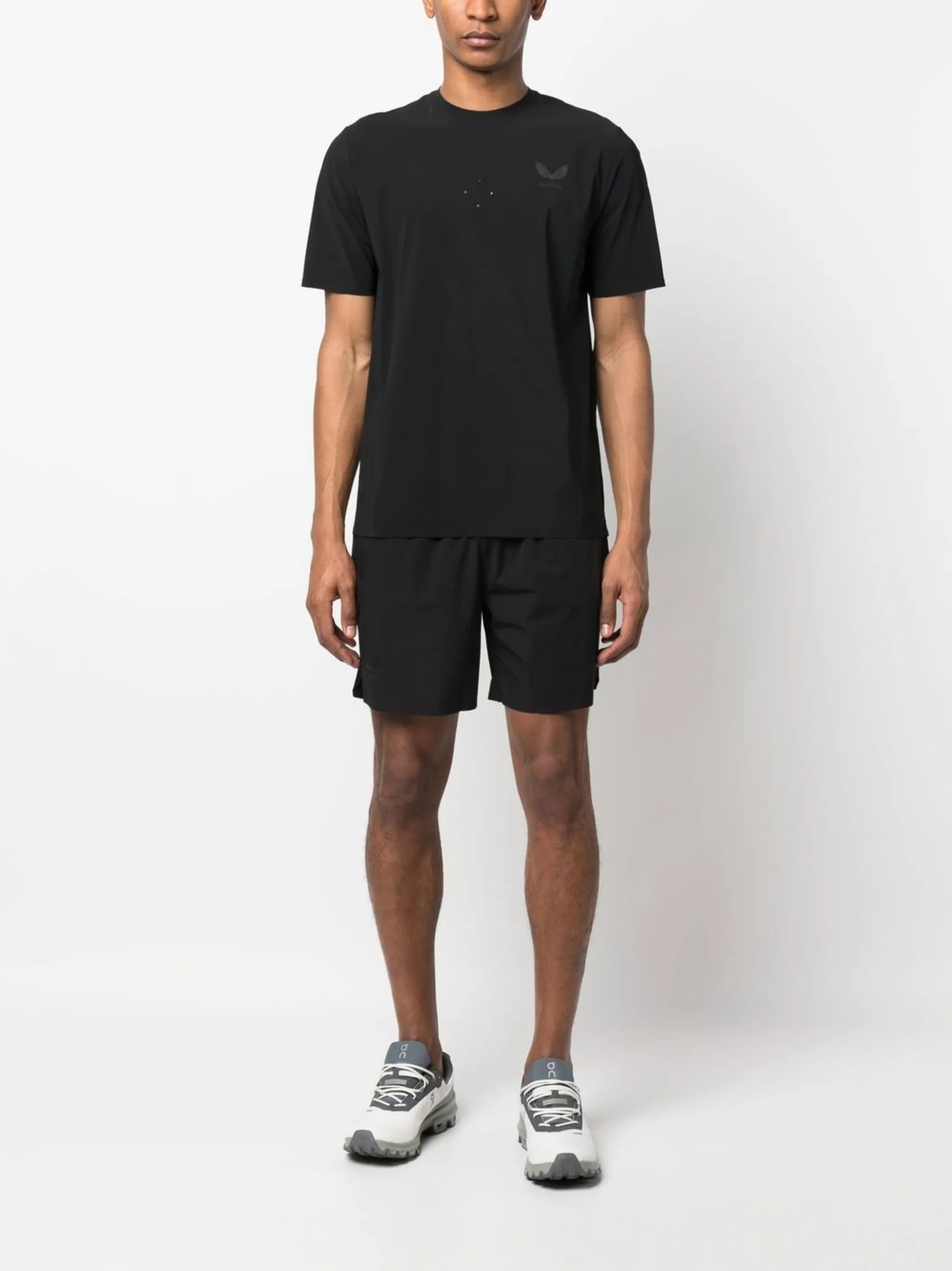 Training zip-pocket sports shorts
