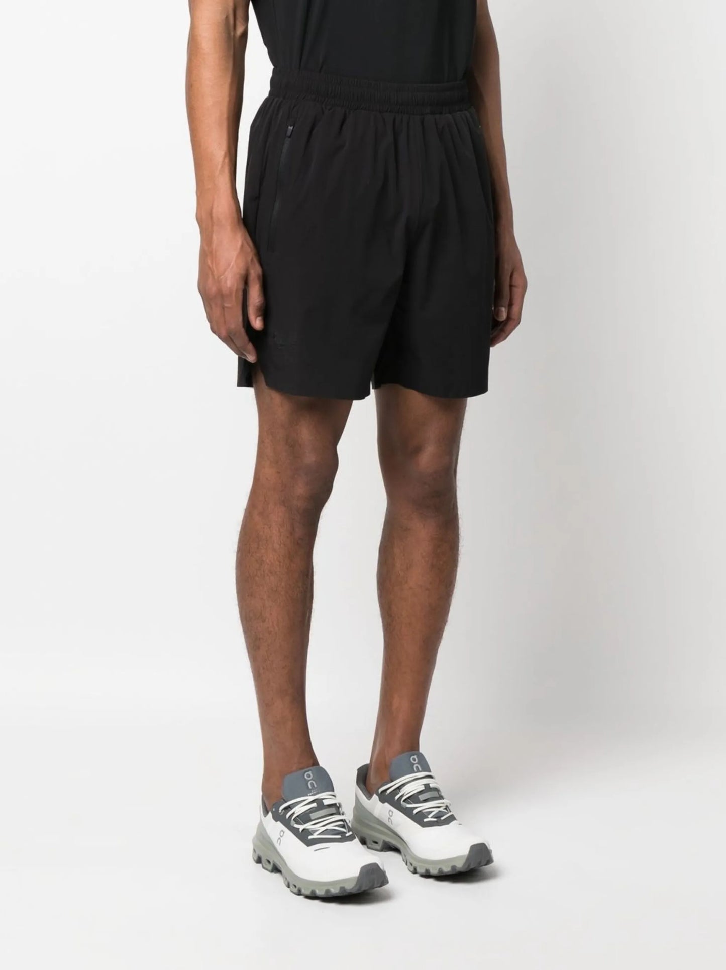 Training zip-pocket sports shorts