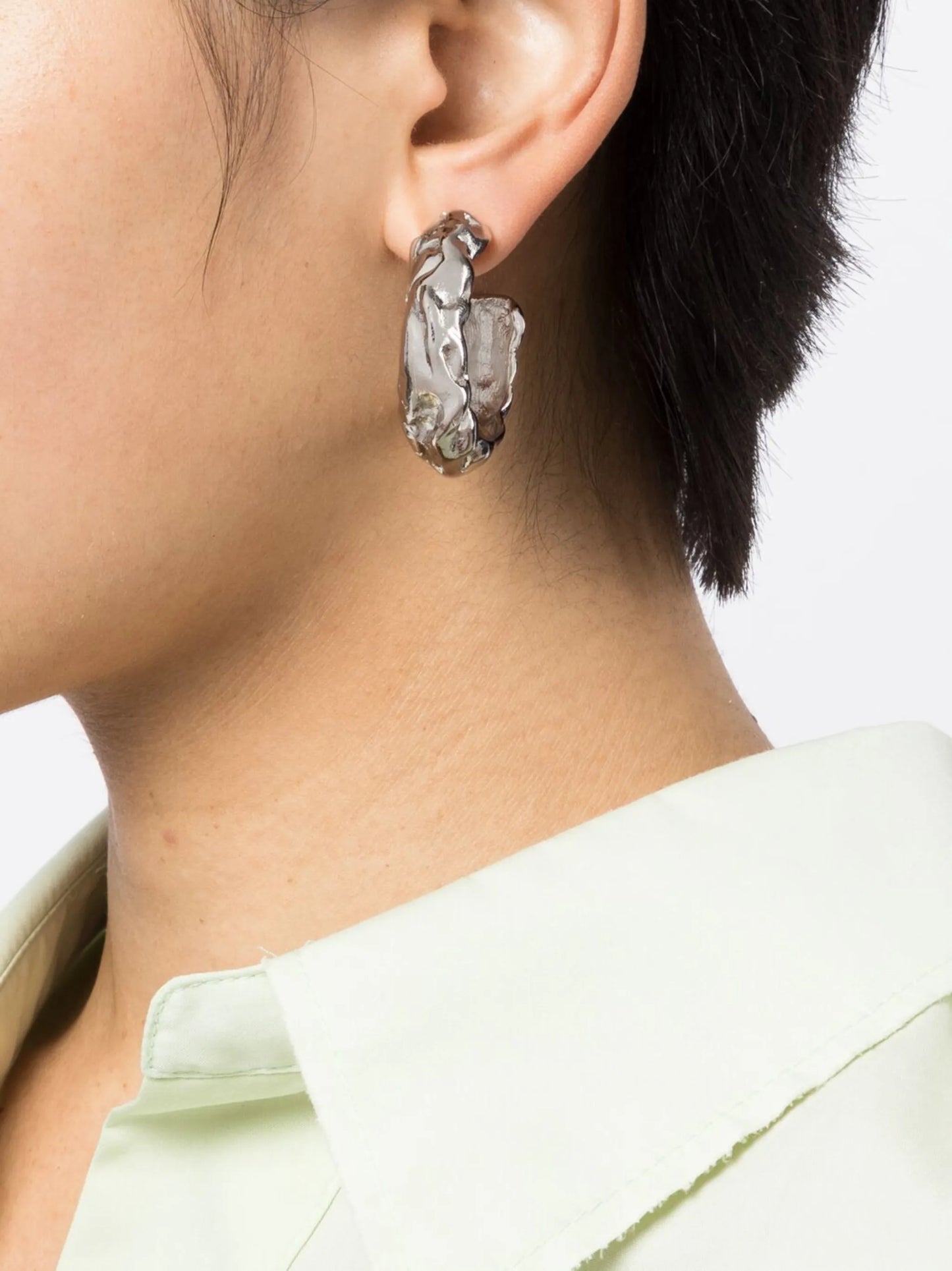 sculpted-design hoop earrings
