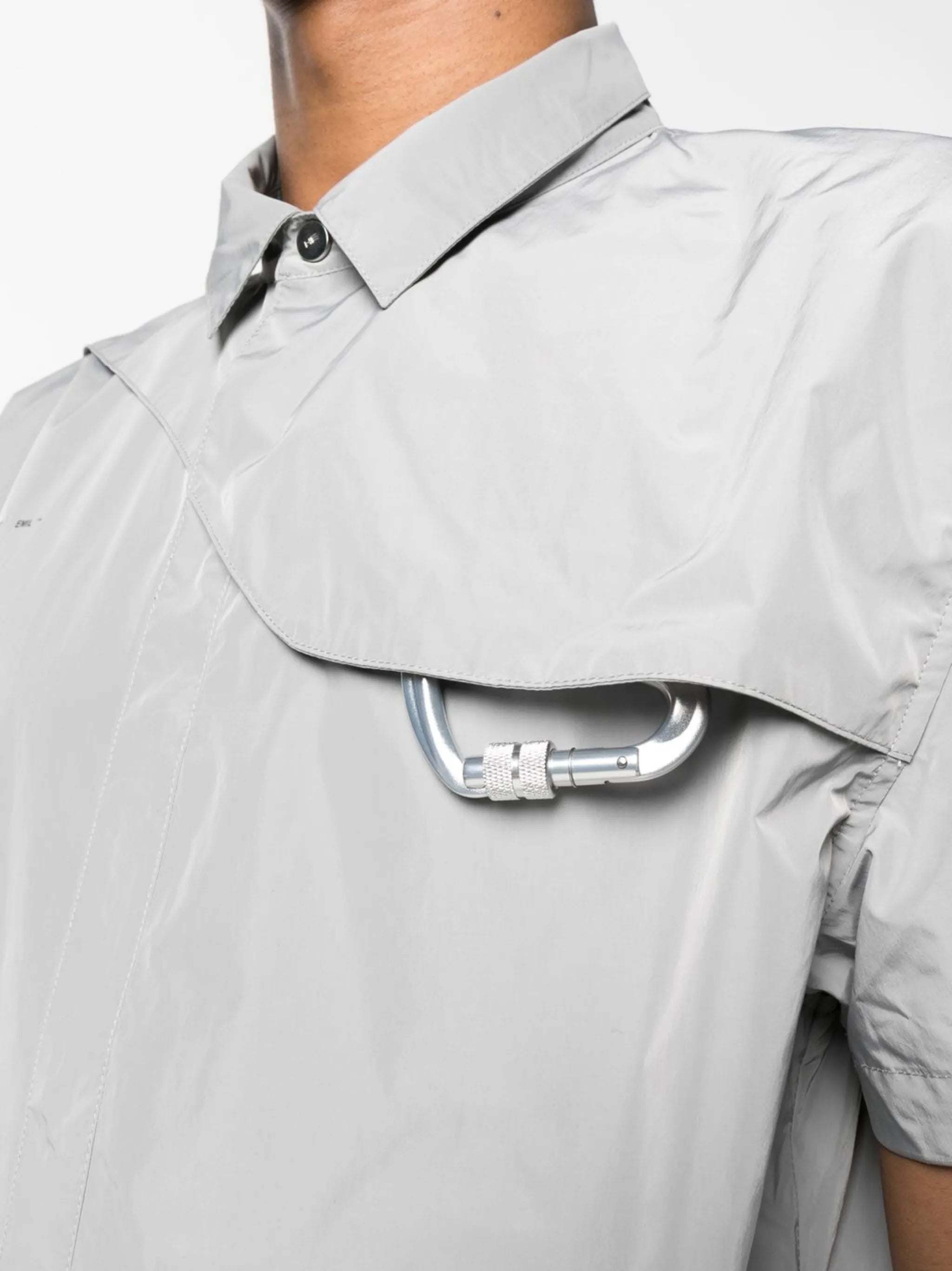 carabiner-detail short-sleeved shirt