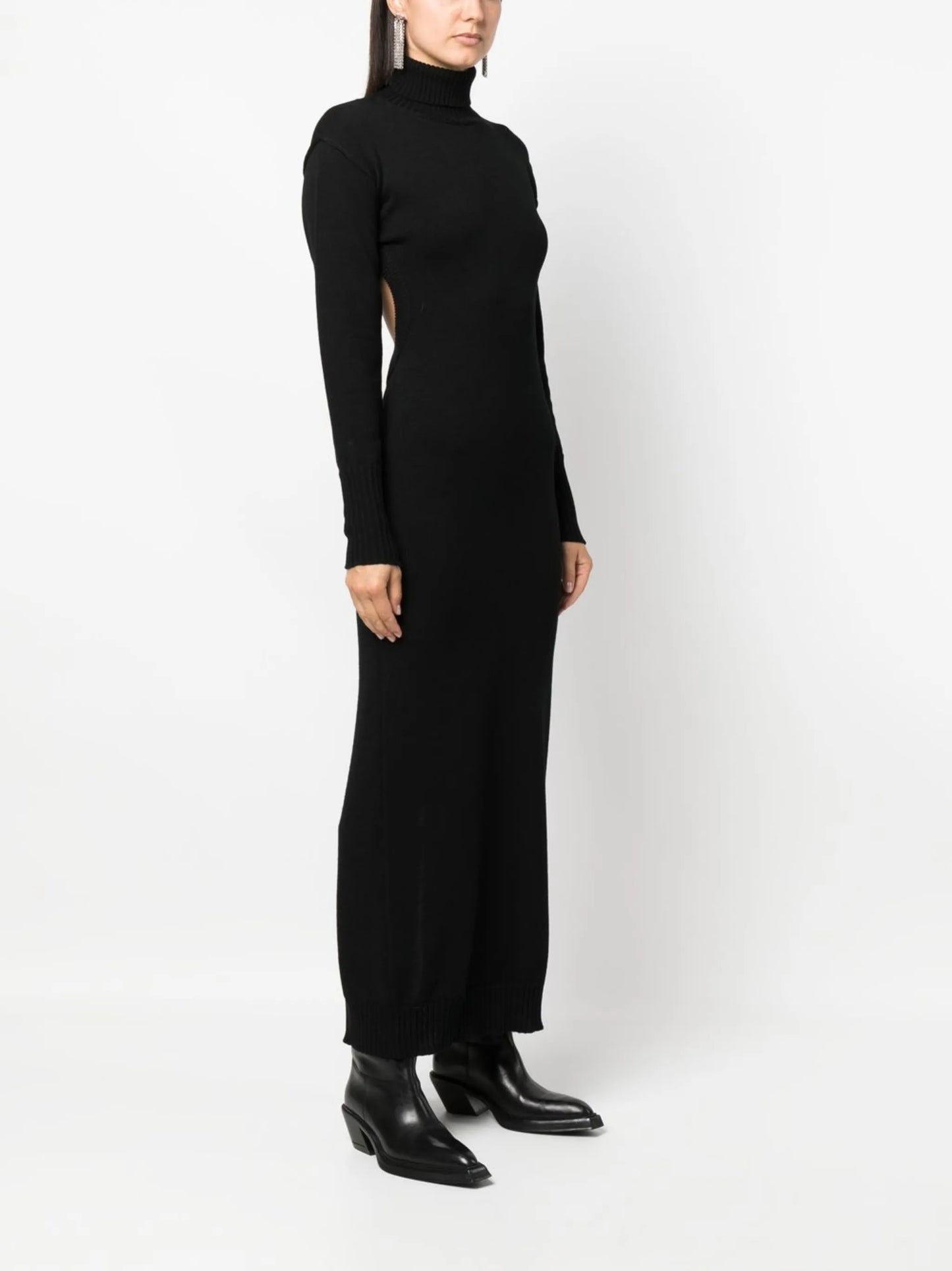 backless long-sleeved maxi dress