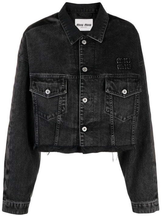button-fastening denim jacket