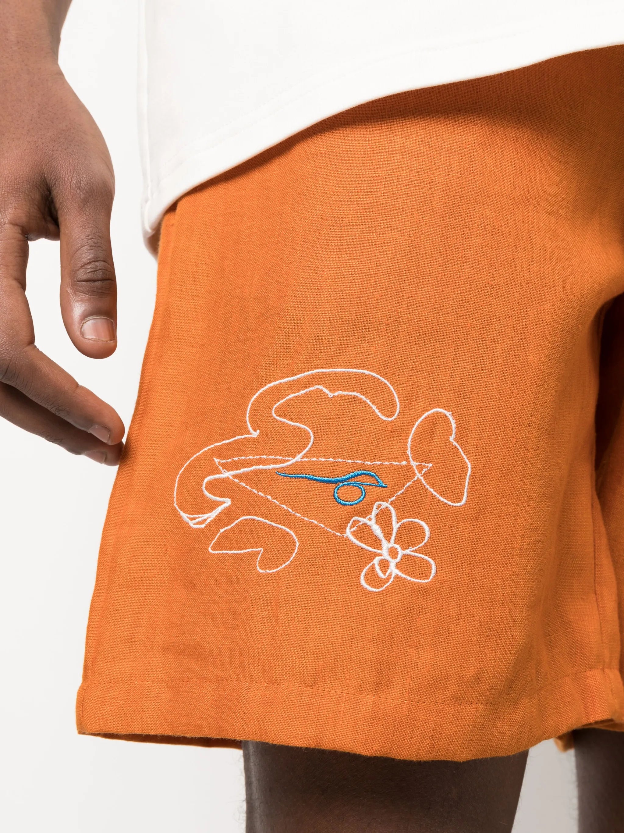 embroidered-detail elasticated-waist shorts
