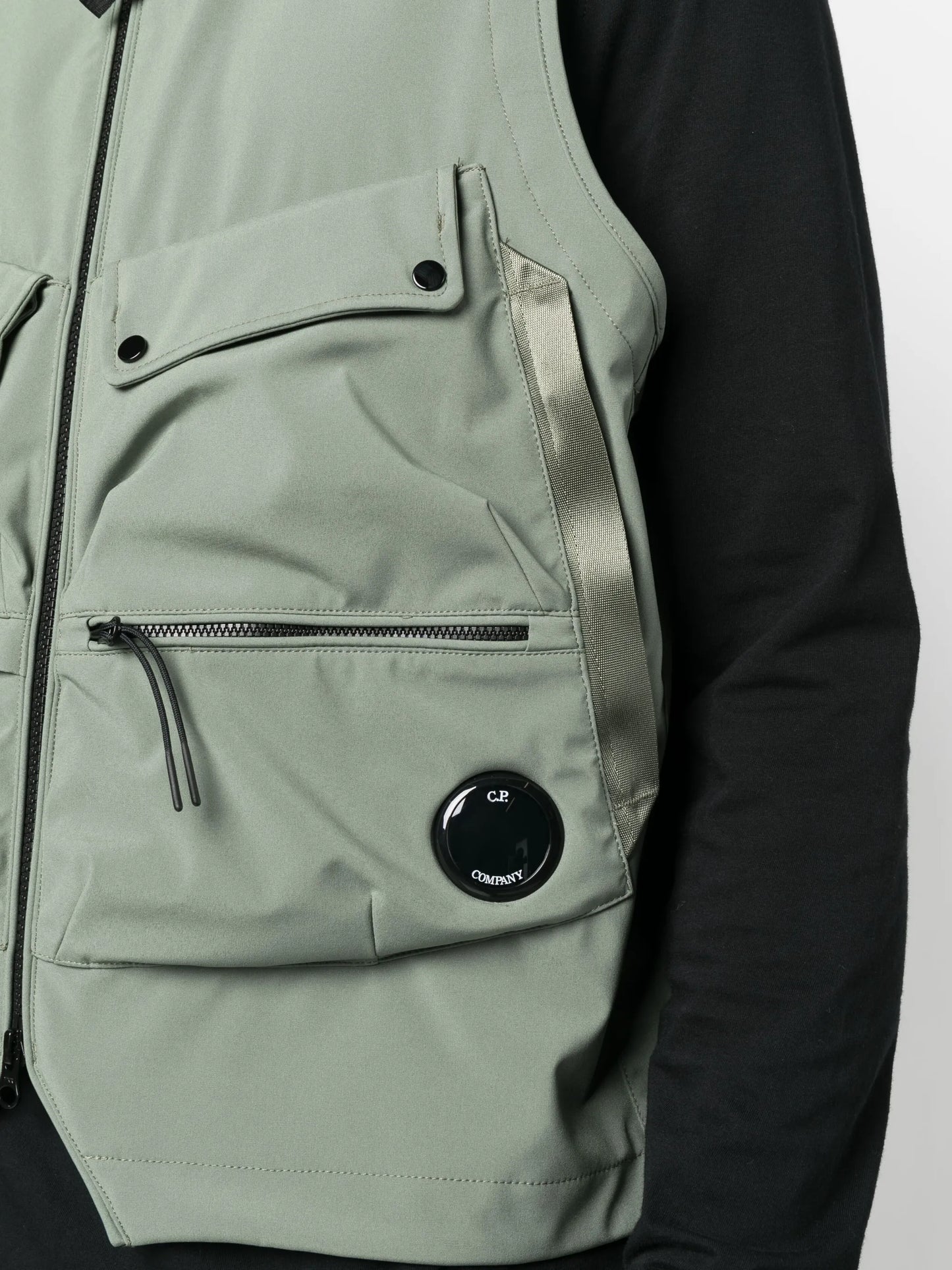 Lens-detail multi-pocket vest