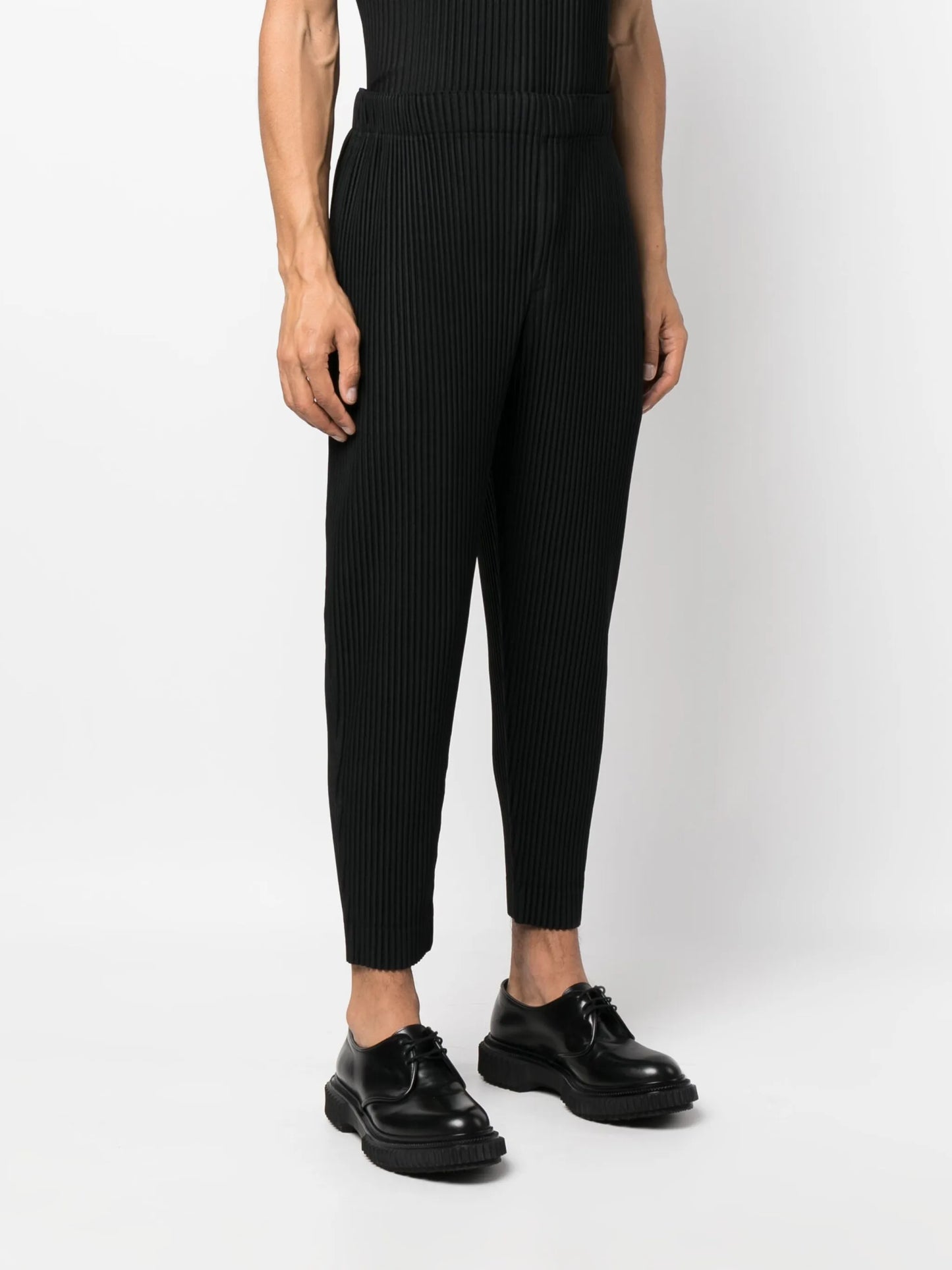 fully-pleated tapered-leg trousers