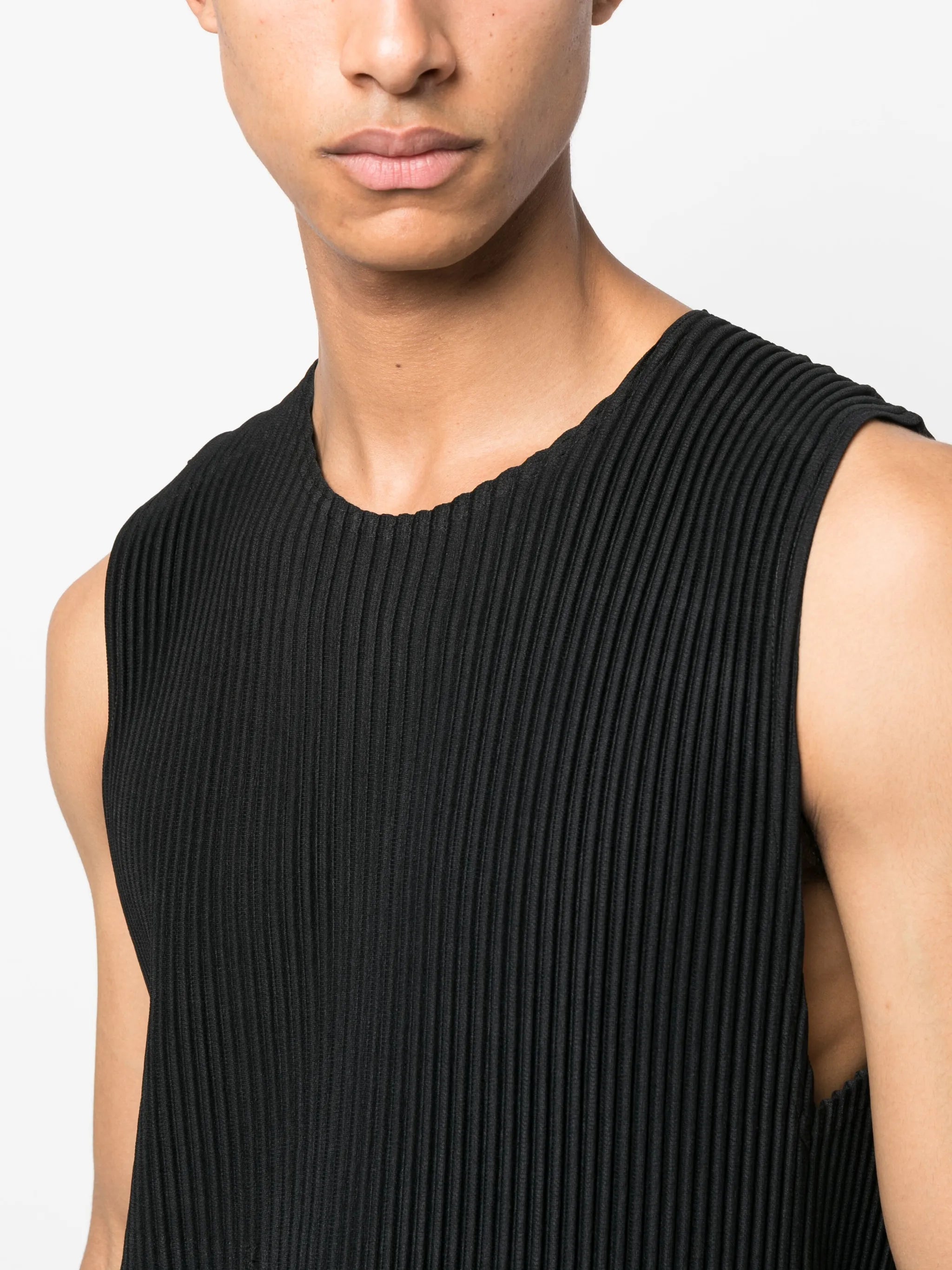 sleeveless pleated T-shirt
