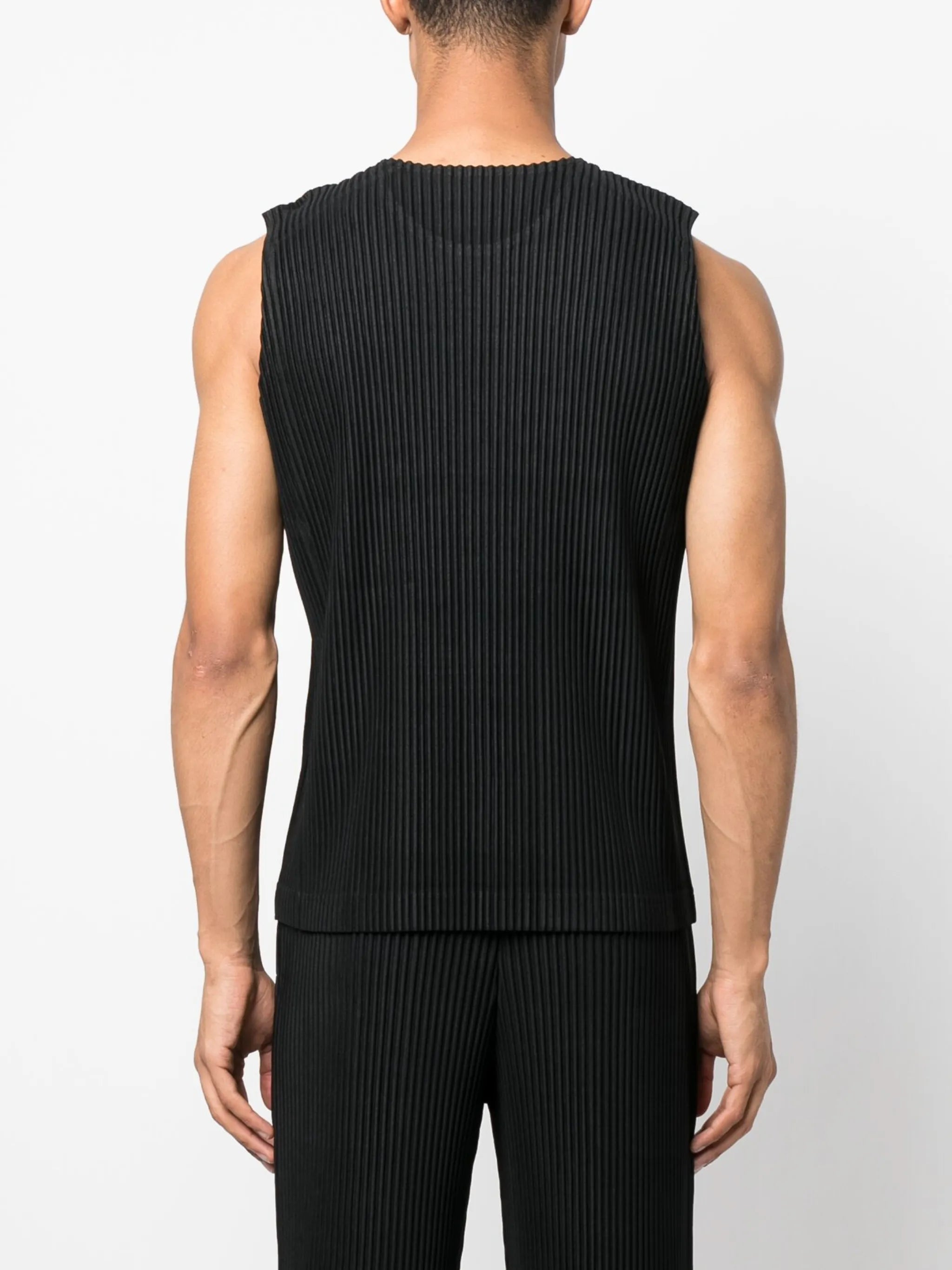 sleeveless pleated T-shirt