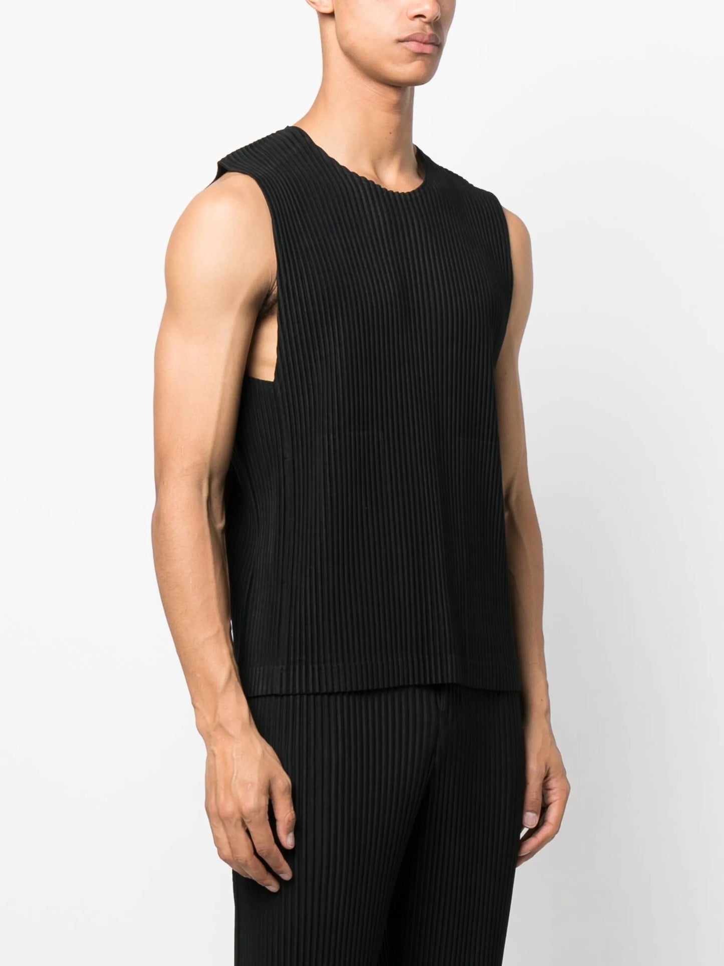 sleeveless pleated T-shirt
