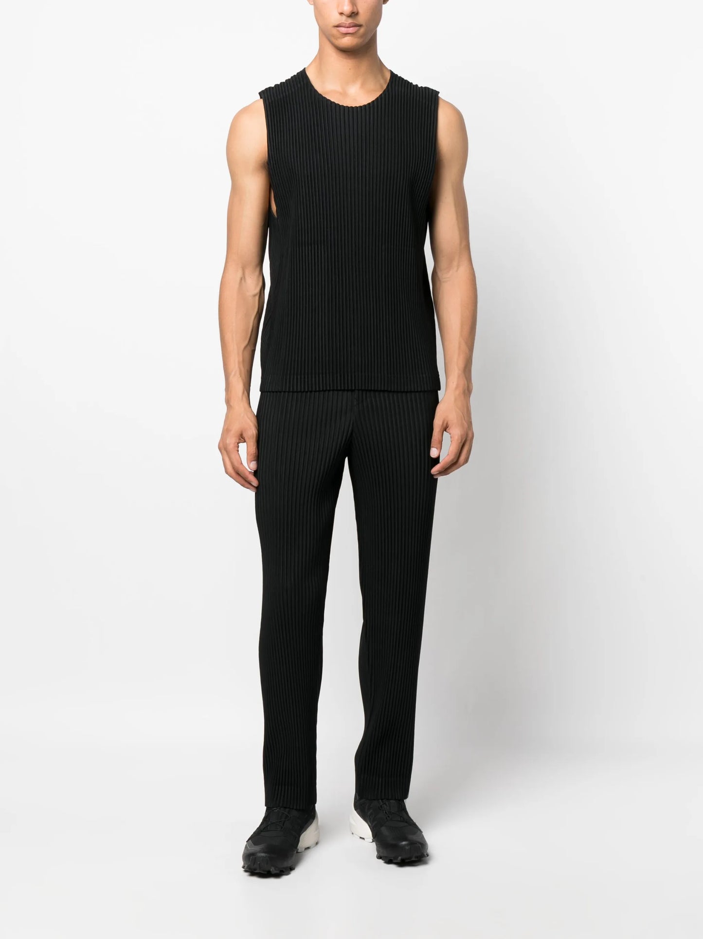 sleeveless pleated T-shirt