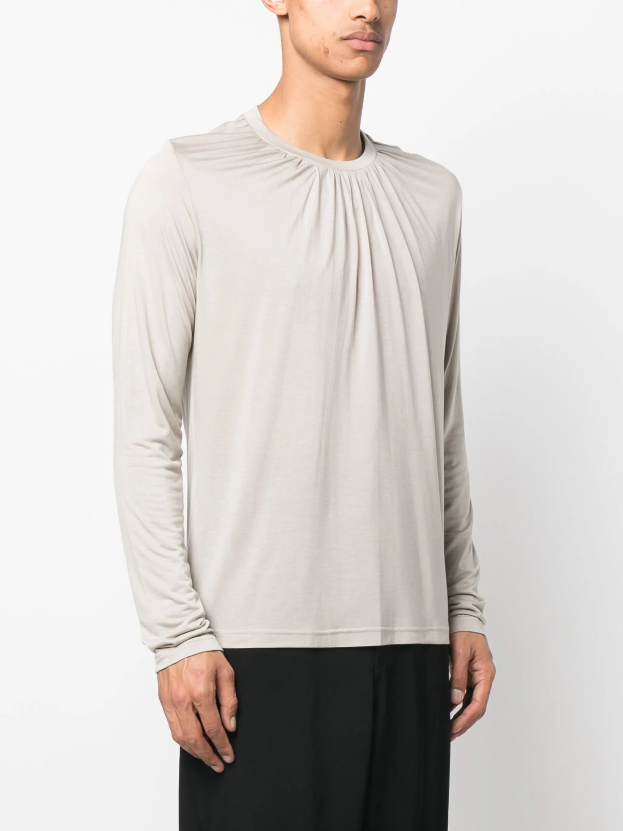 gathering-neck long-sleeve T-shirt