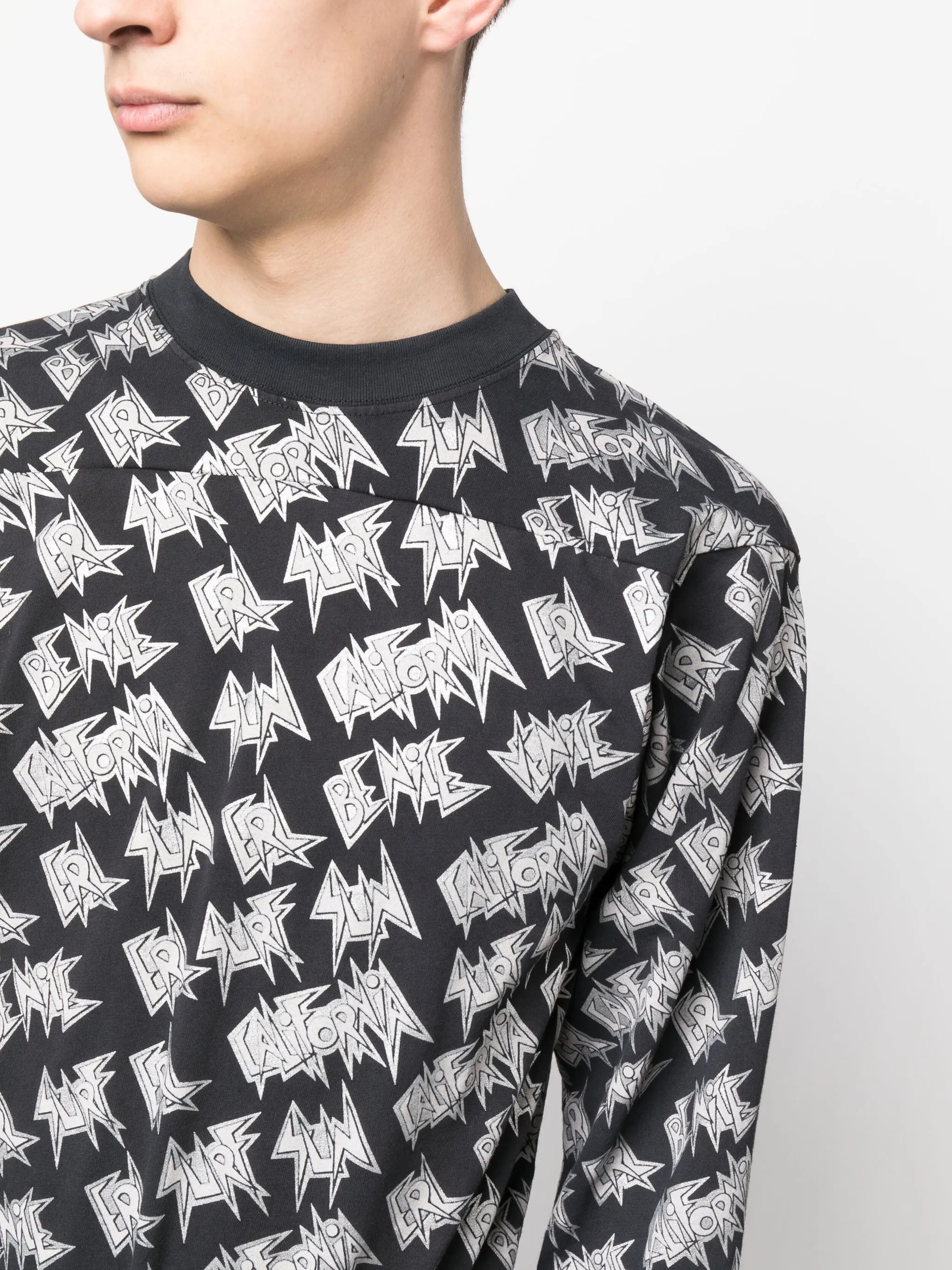 logo-print long-sleeved T-shirt