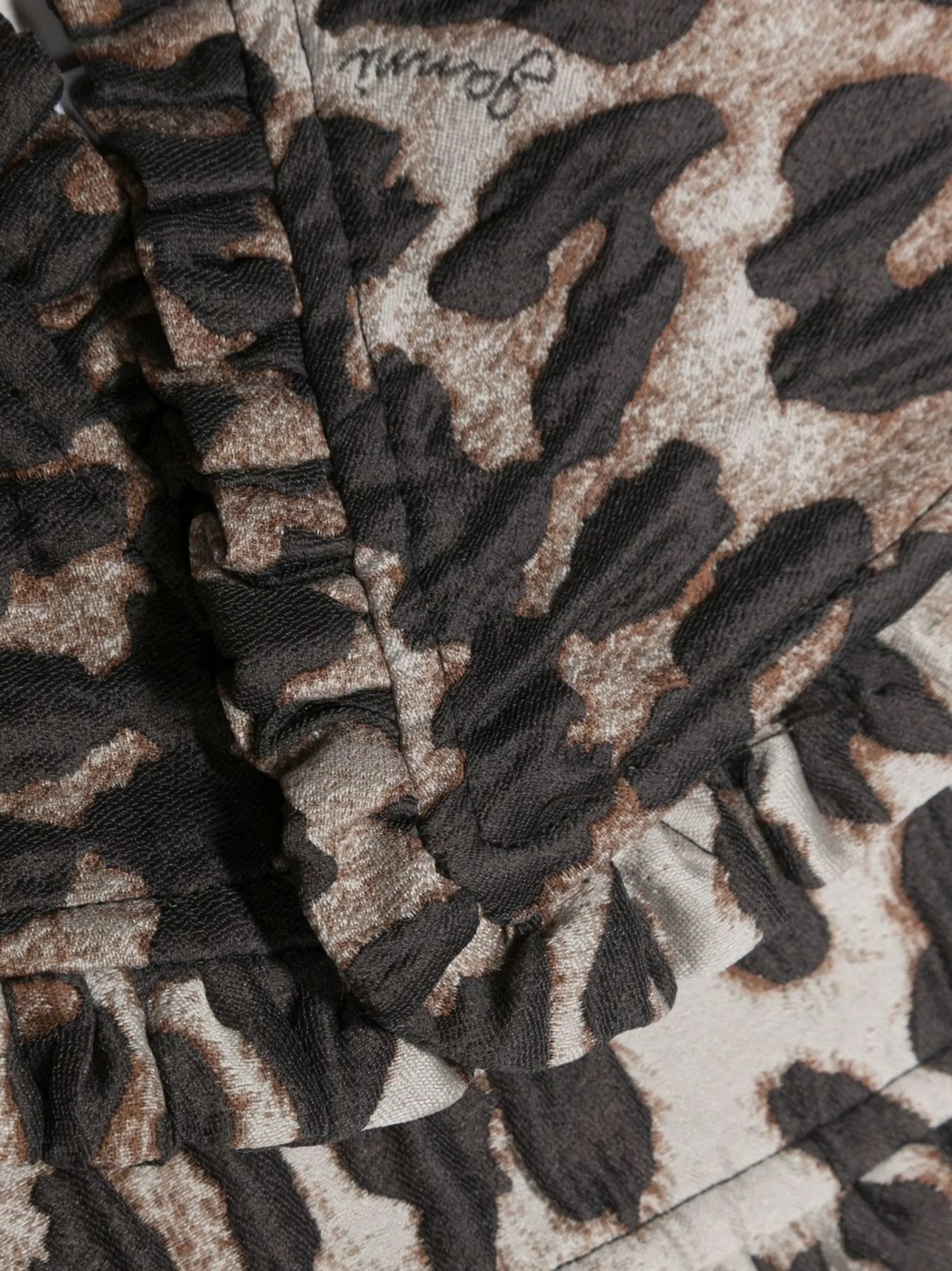 leopard-print frilled collar