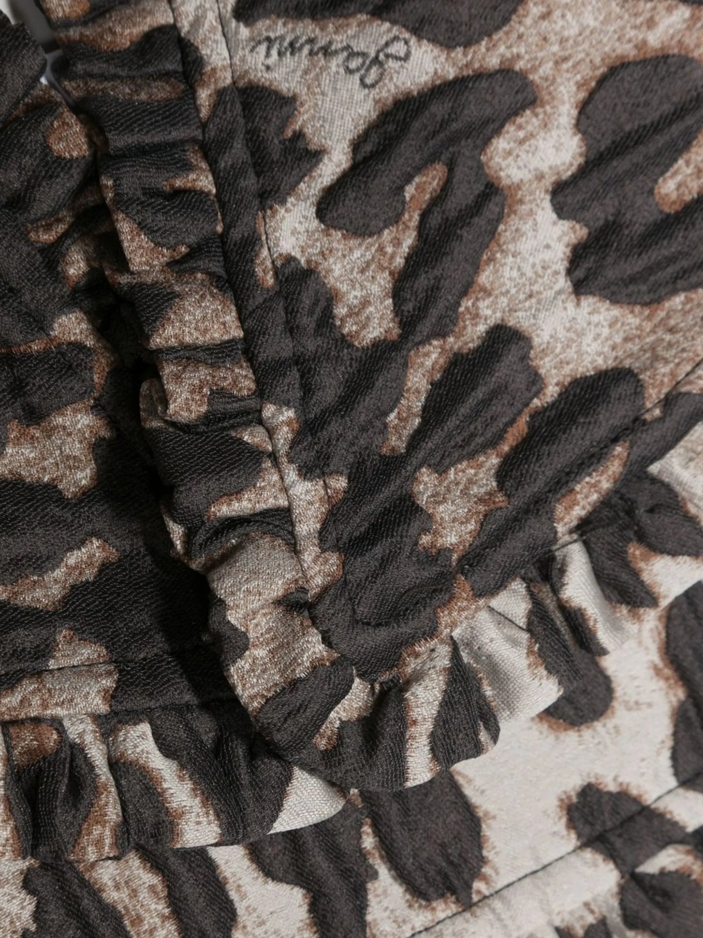 leopard-print frilled collar