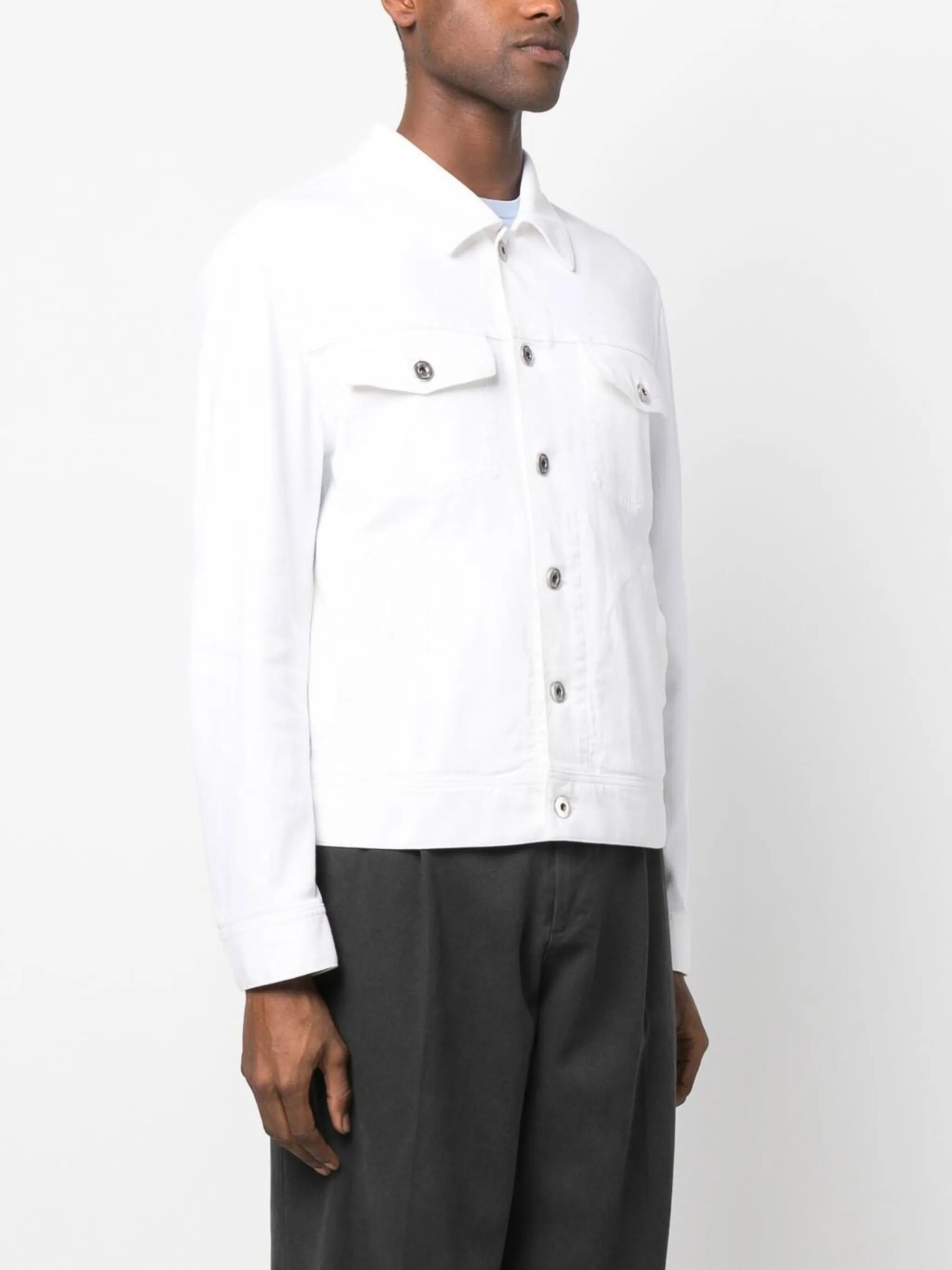 button-fastening denim jacket