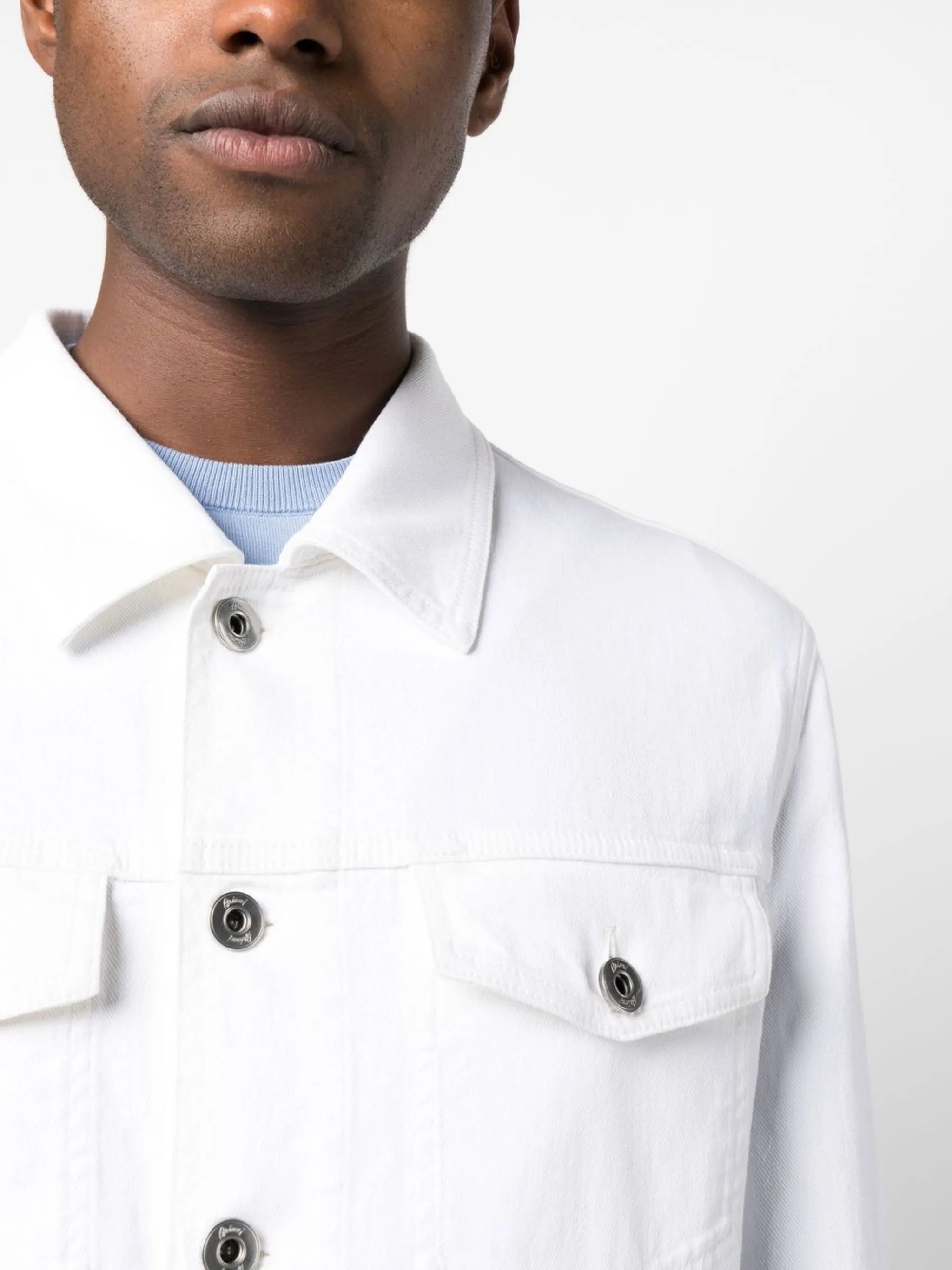 button-fastening denim jacket