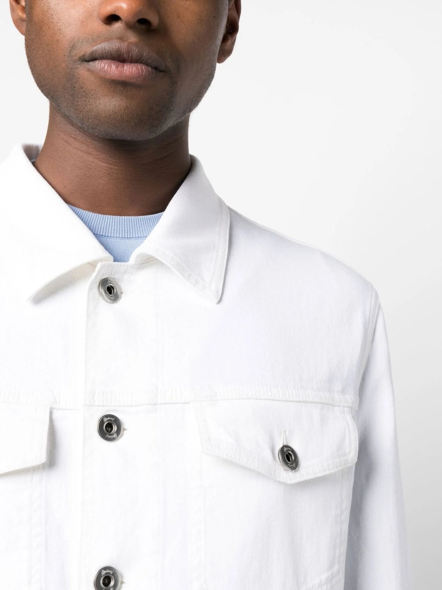 button-fastening denim jacket