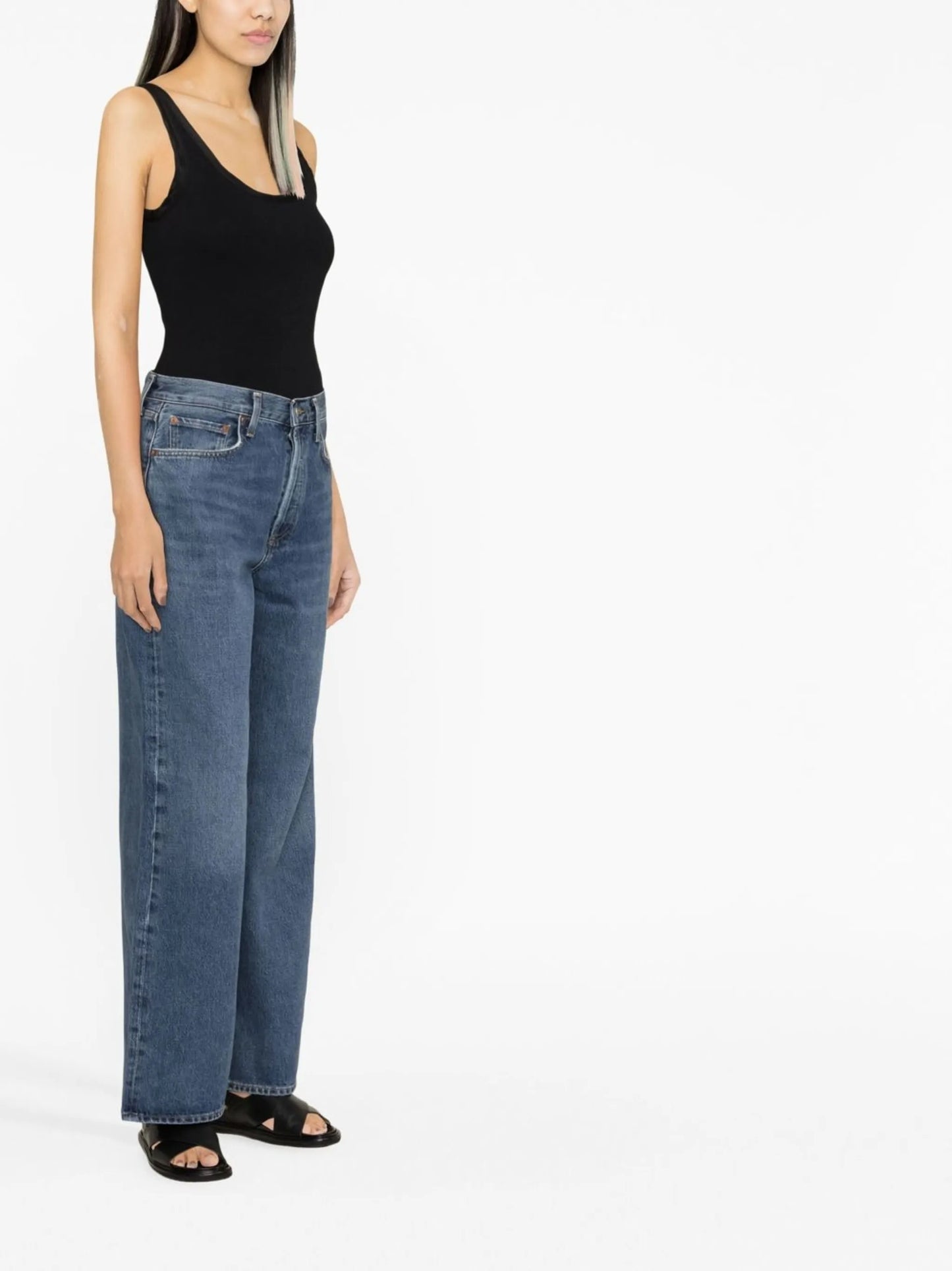 wide-leg baggy jeans