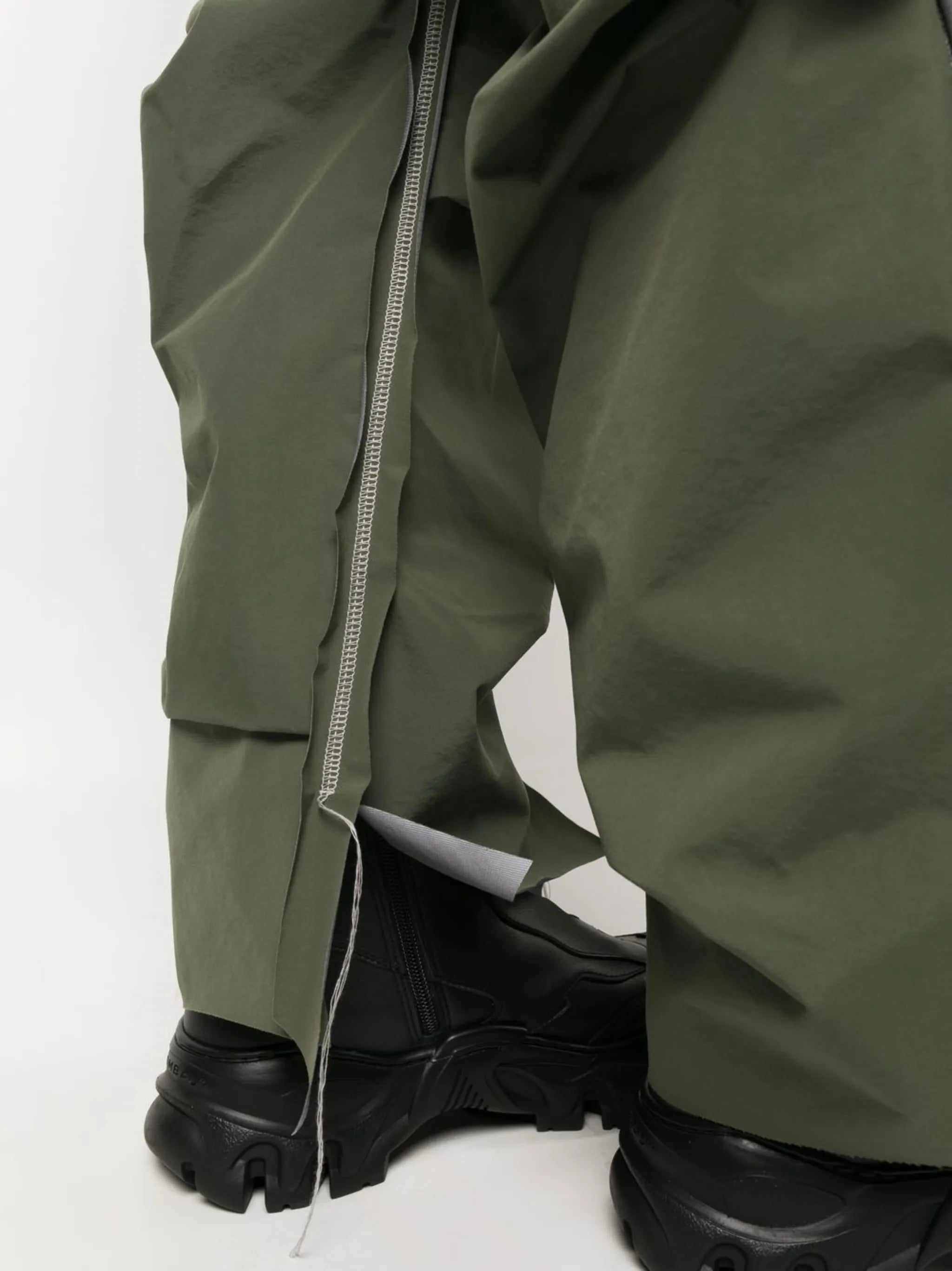 inside-out cutting tuck pants
