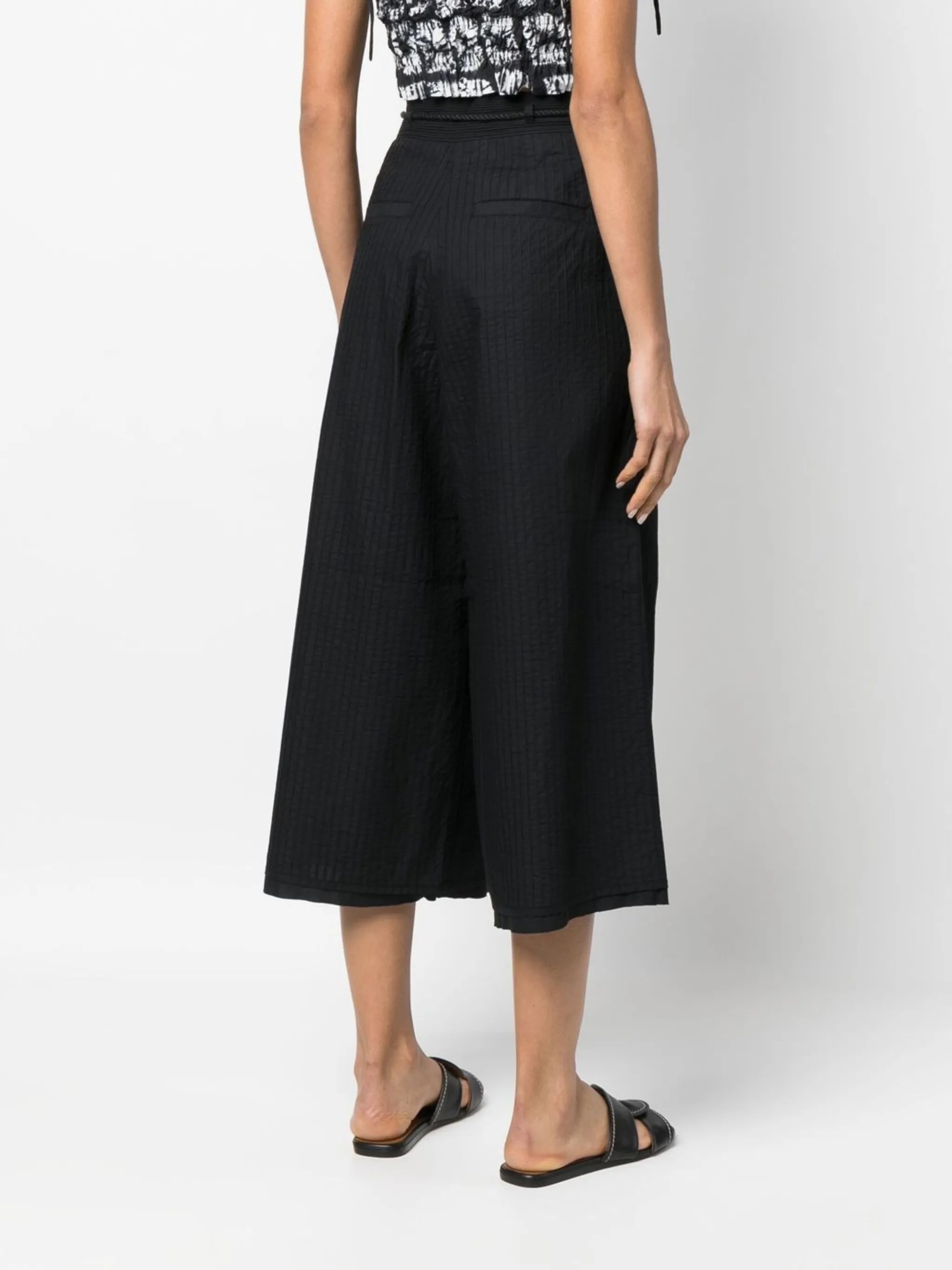 wide-leg cropped trousers