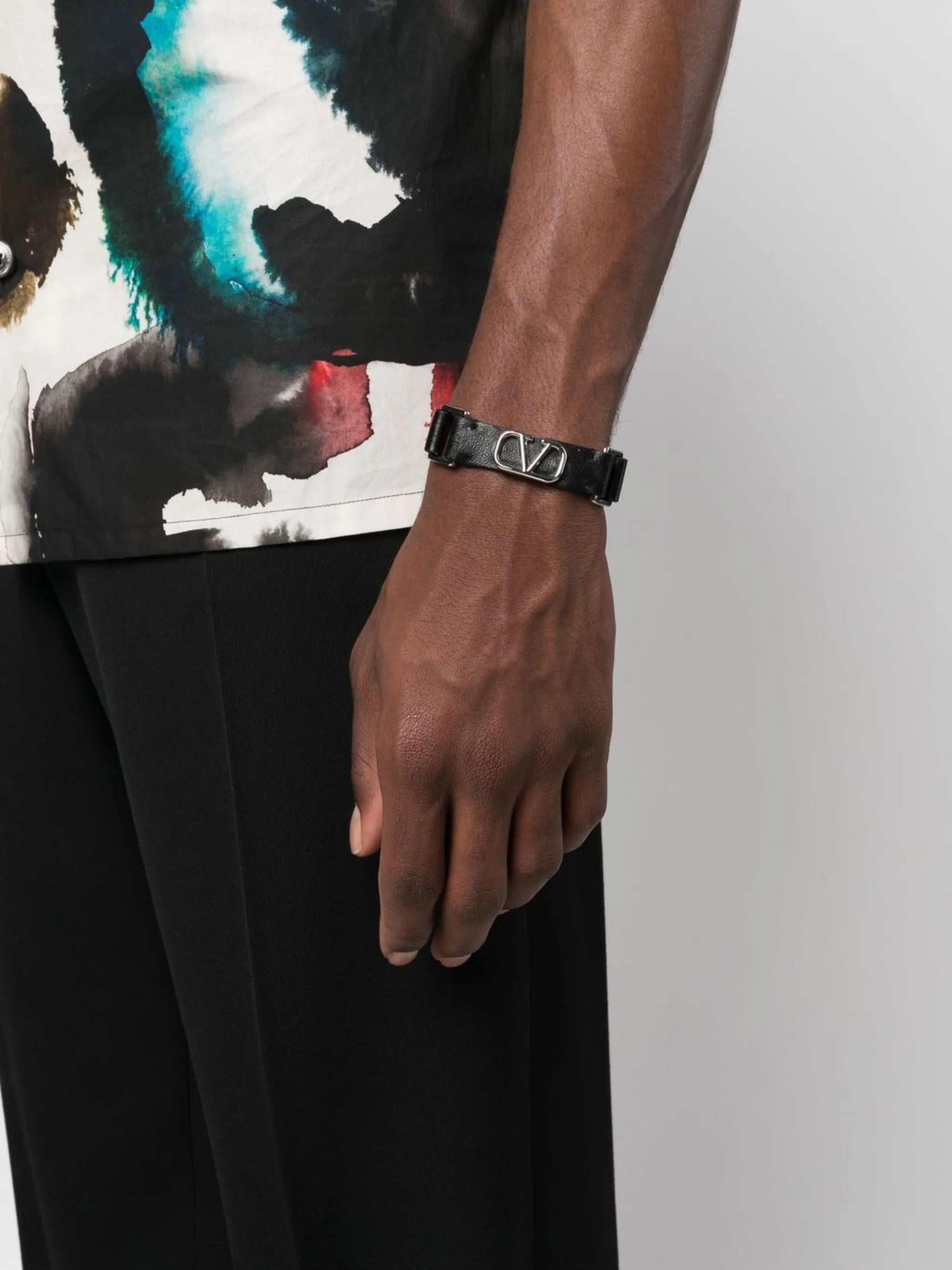 VLogo leather bracelet