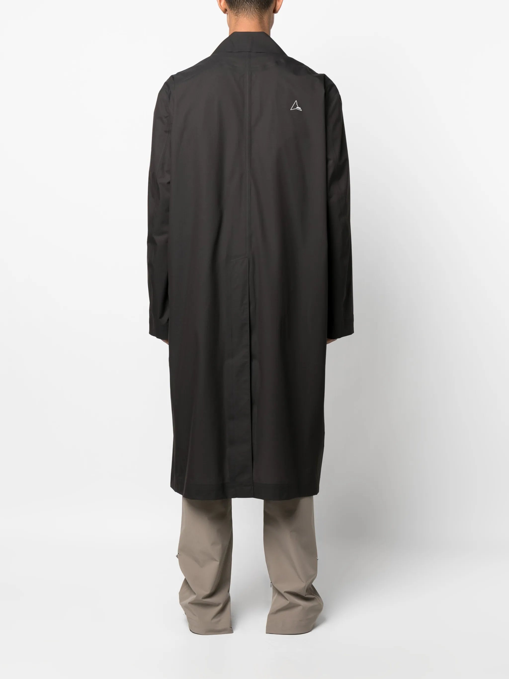 single-breasted button-fastening coat