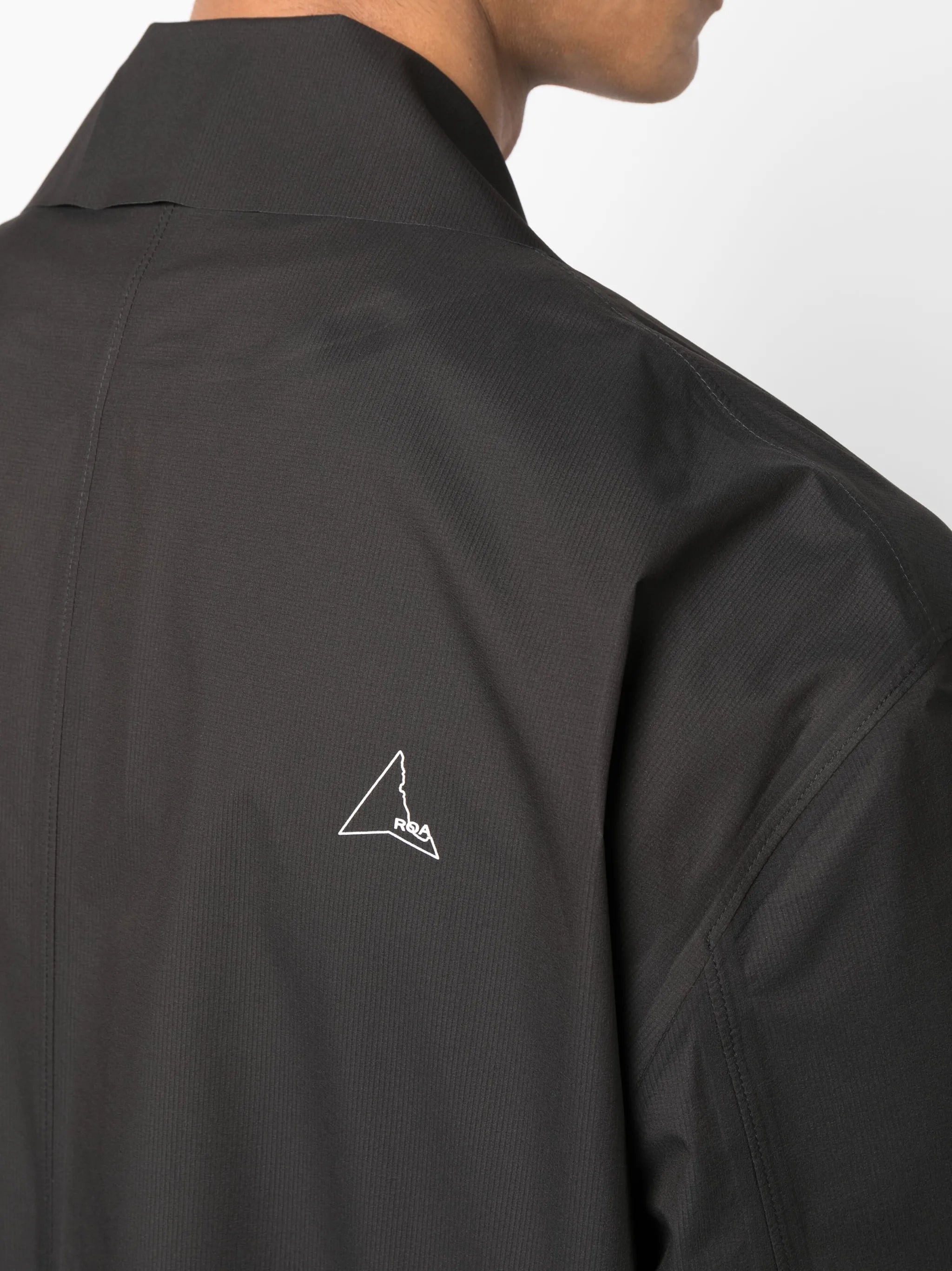 single-breasted button-fastening coat