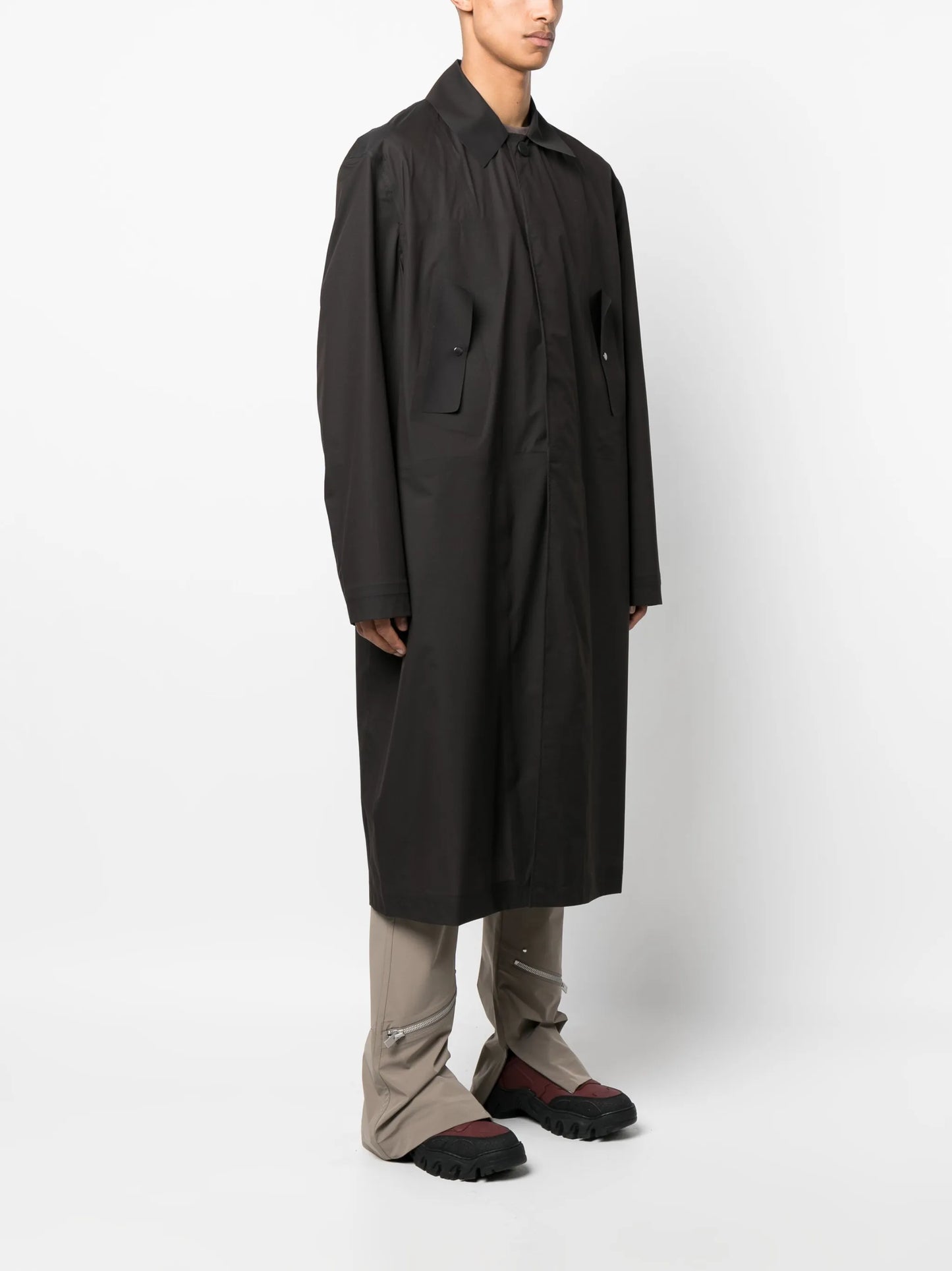 single-breasted button-fastening coat
