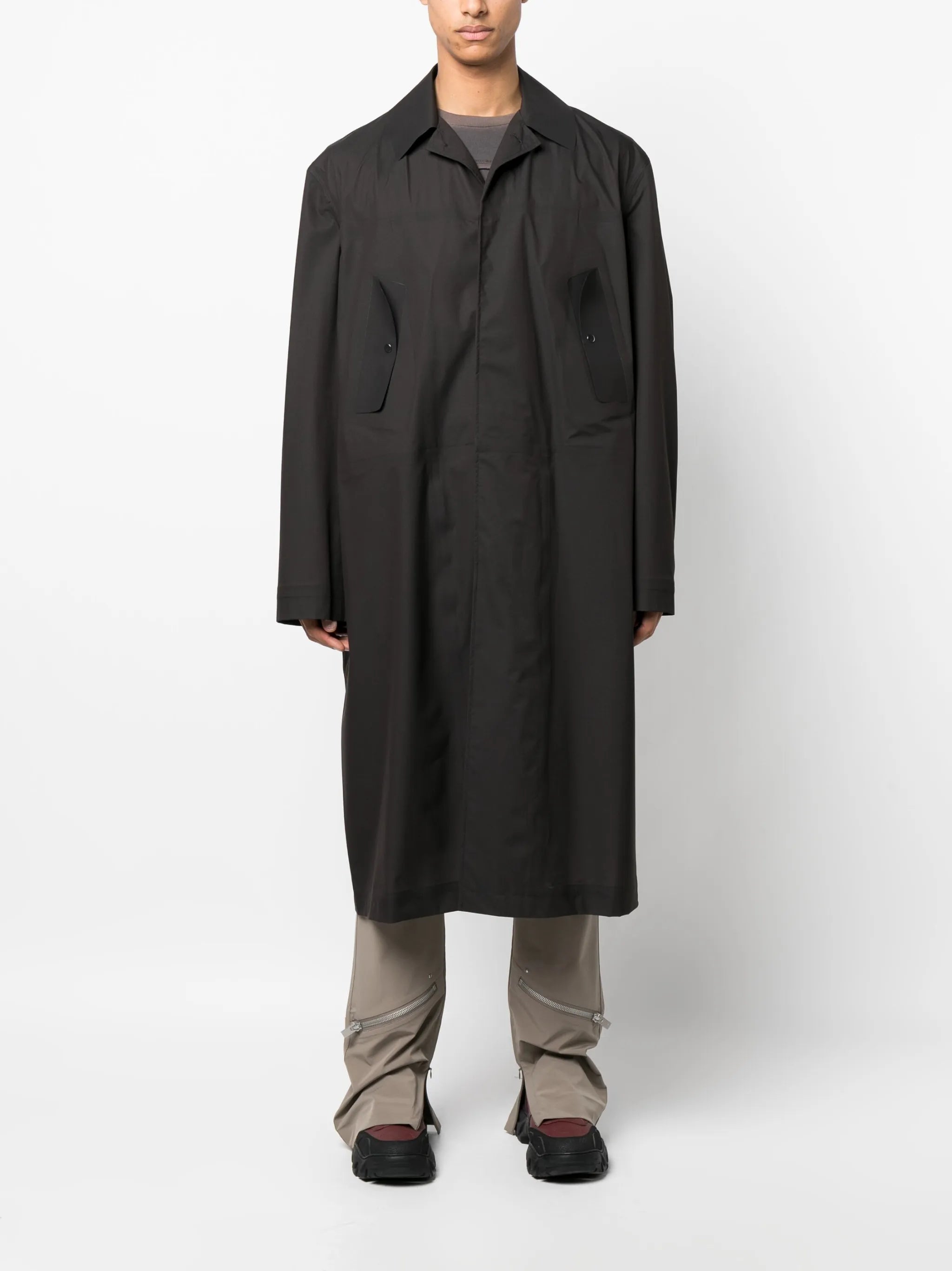 single-breasted button-fastening coat