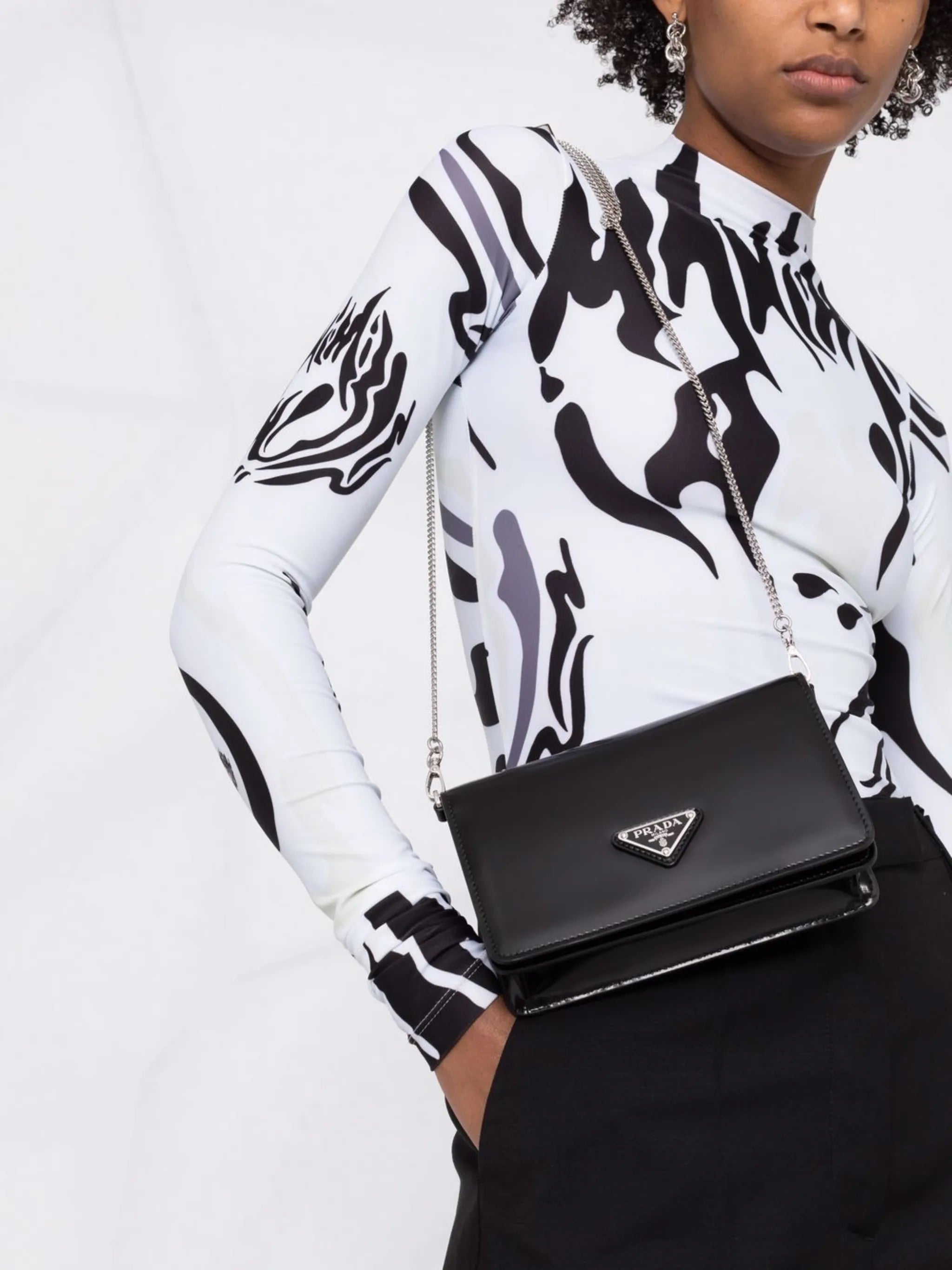 logo-plaque leather shoulder bag