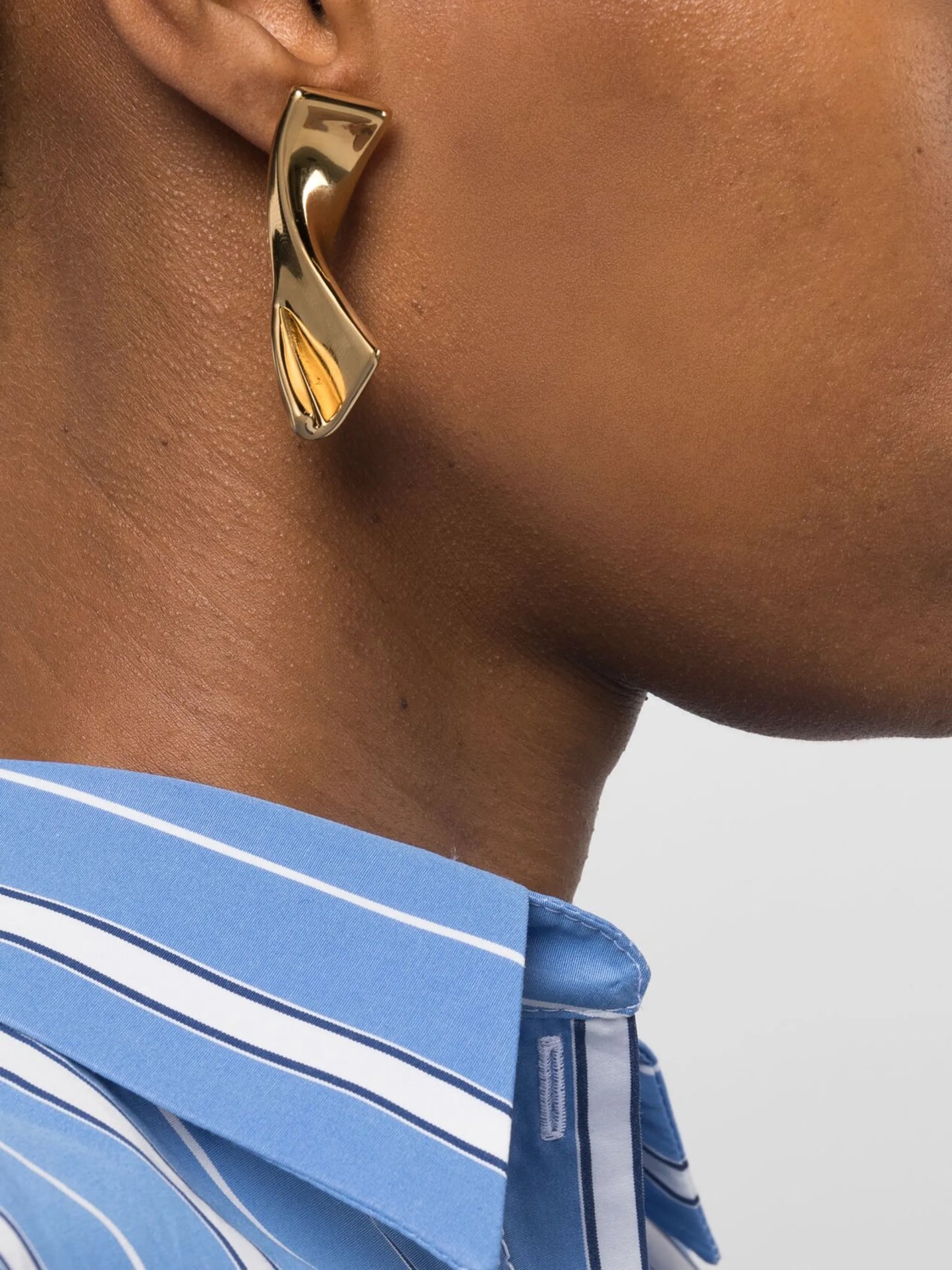 Les Boucles J earrings