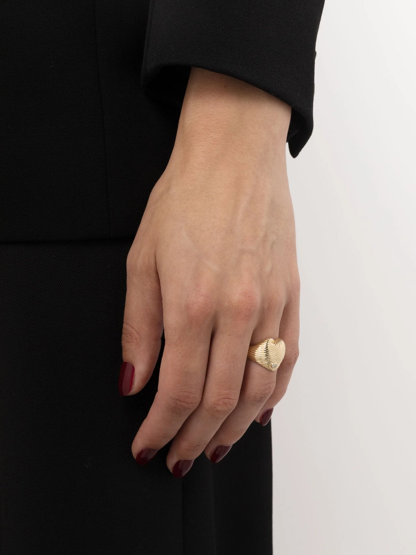 9kt yellow gold sculpted Heart signet ring