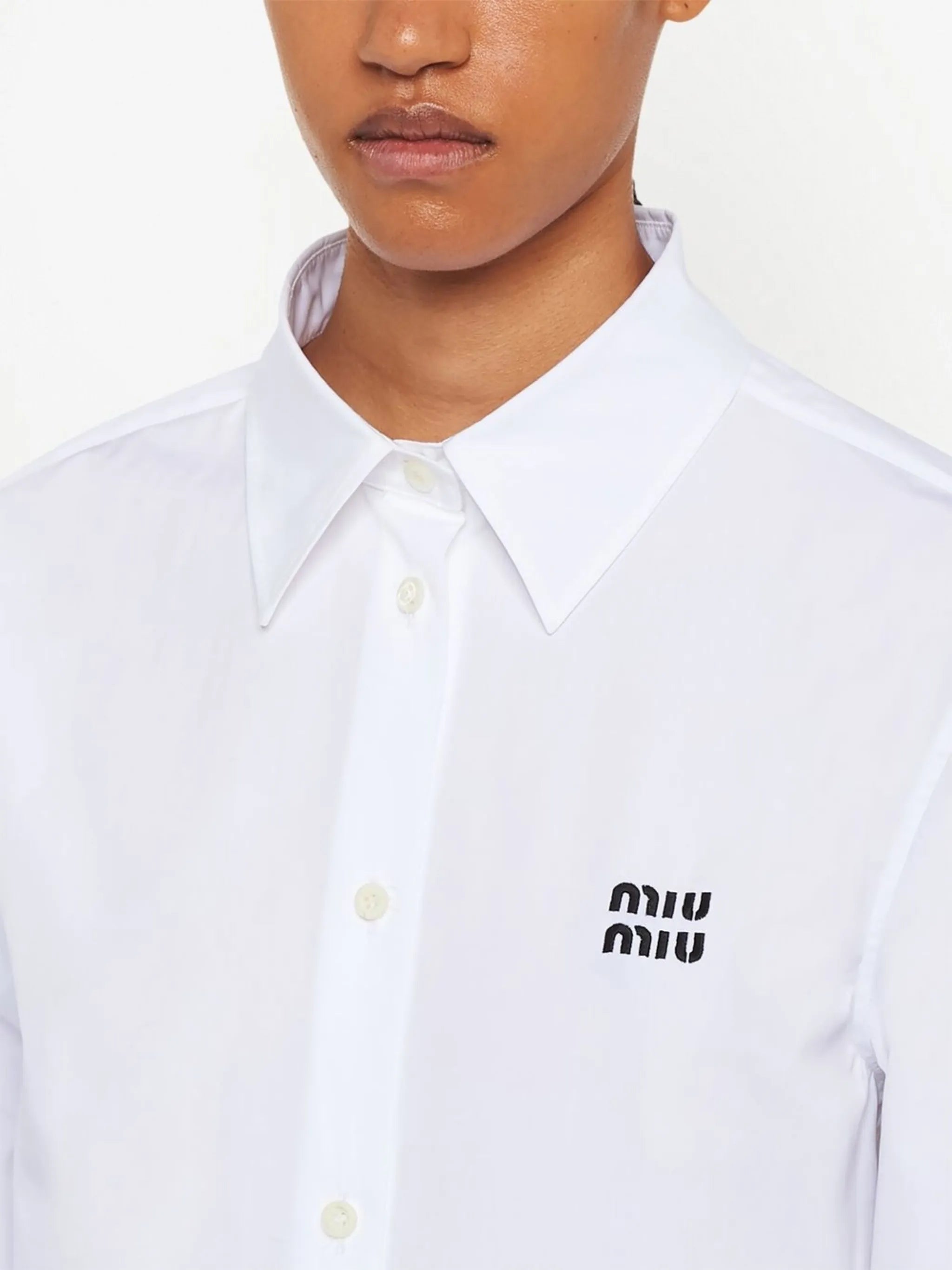 logo-embroidered point-collar shirt