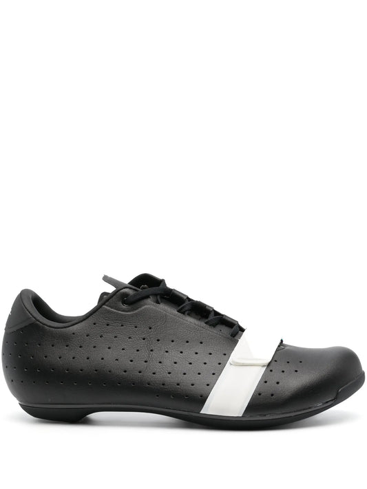 Classic perforated cycling shoes