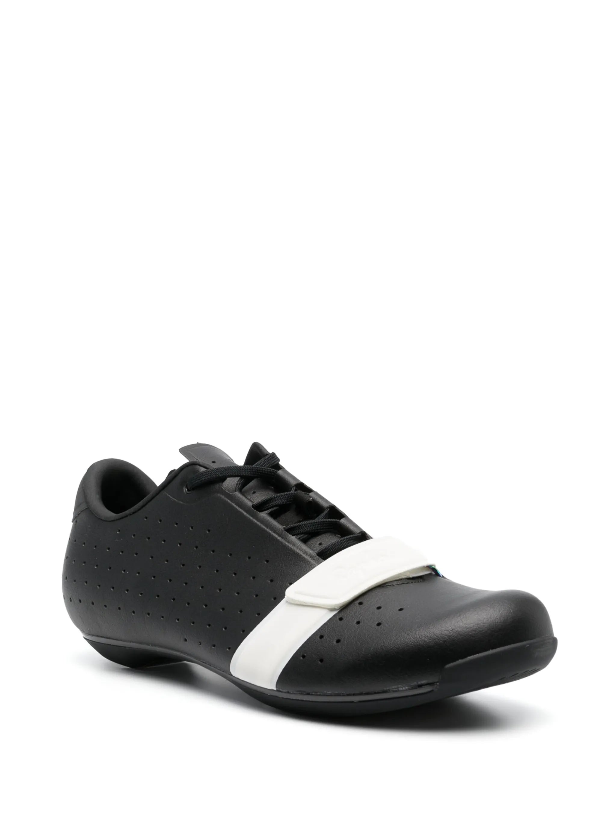 Classic perforated cycling shoes