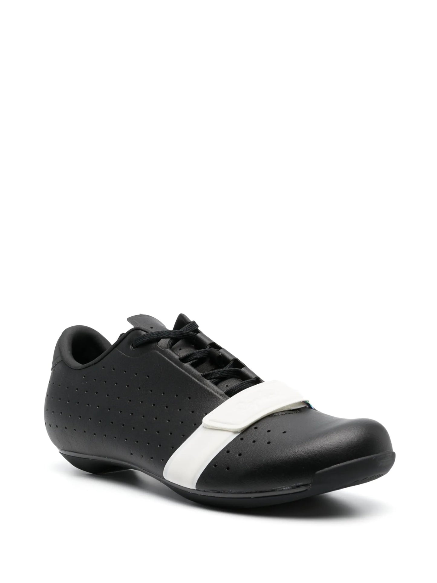 Classic perforated cycling shoes
