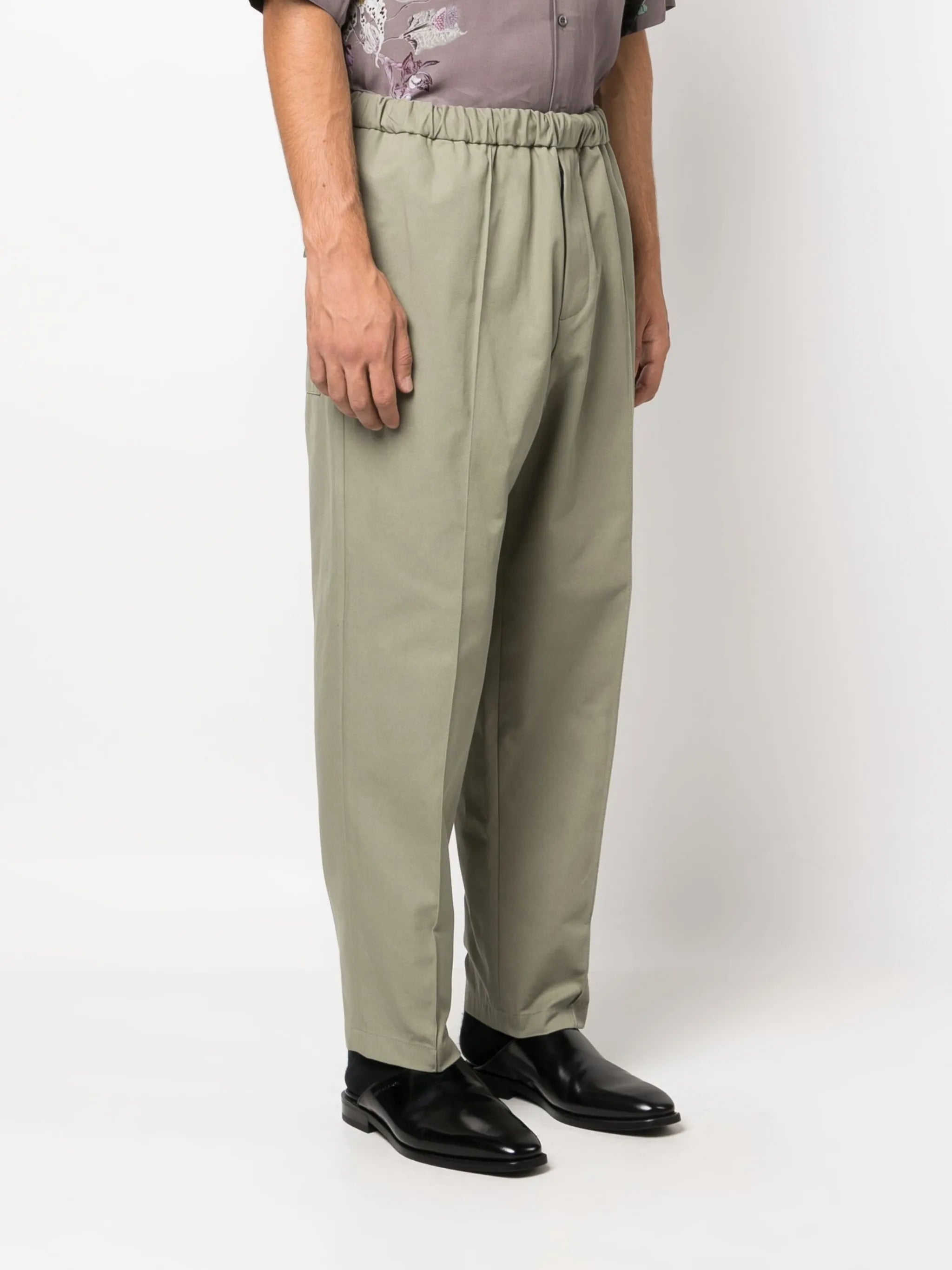 elasticated-waist pleated trousers