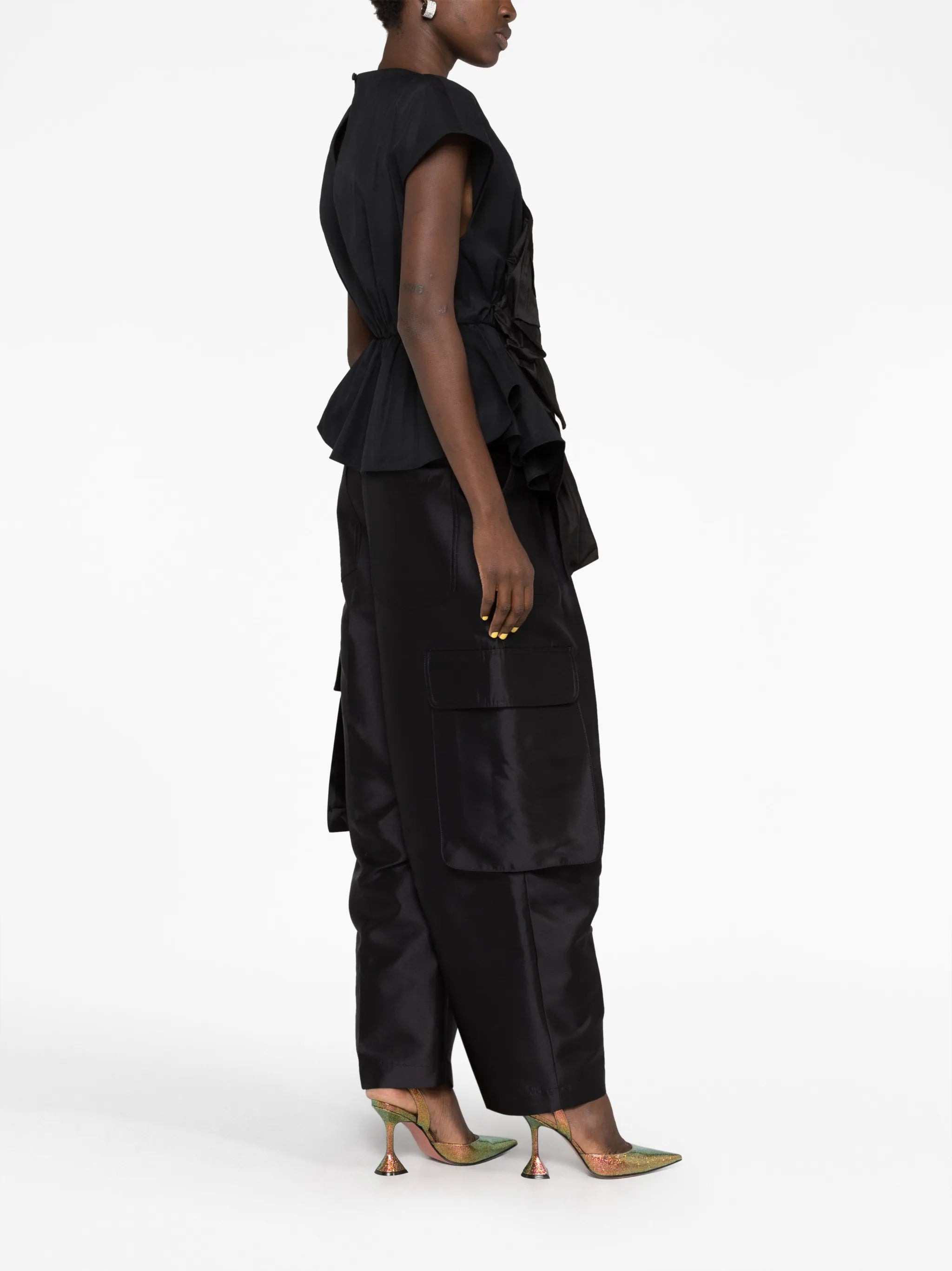 cargo-pockets wide-leg trousers