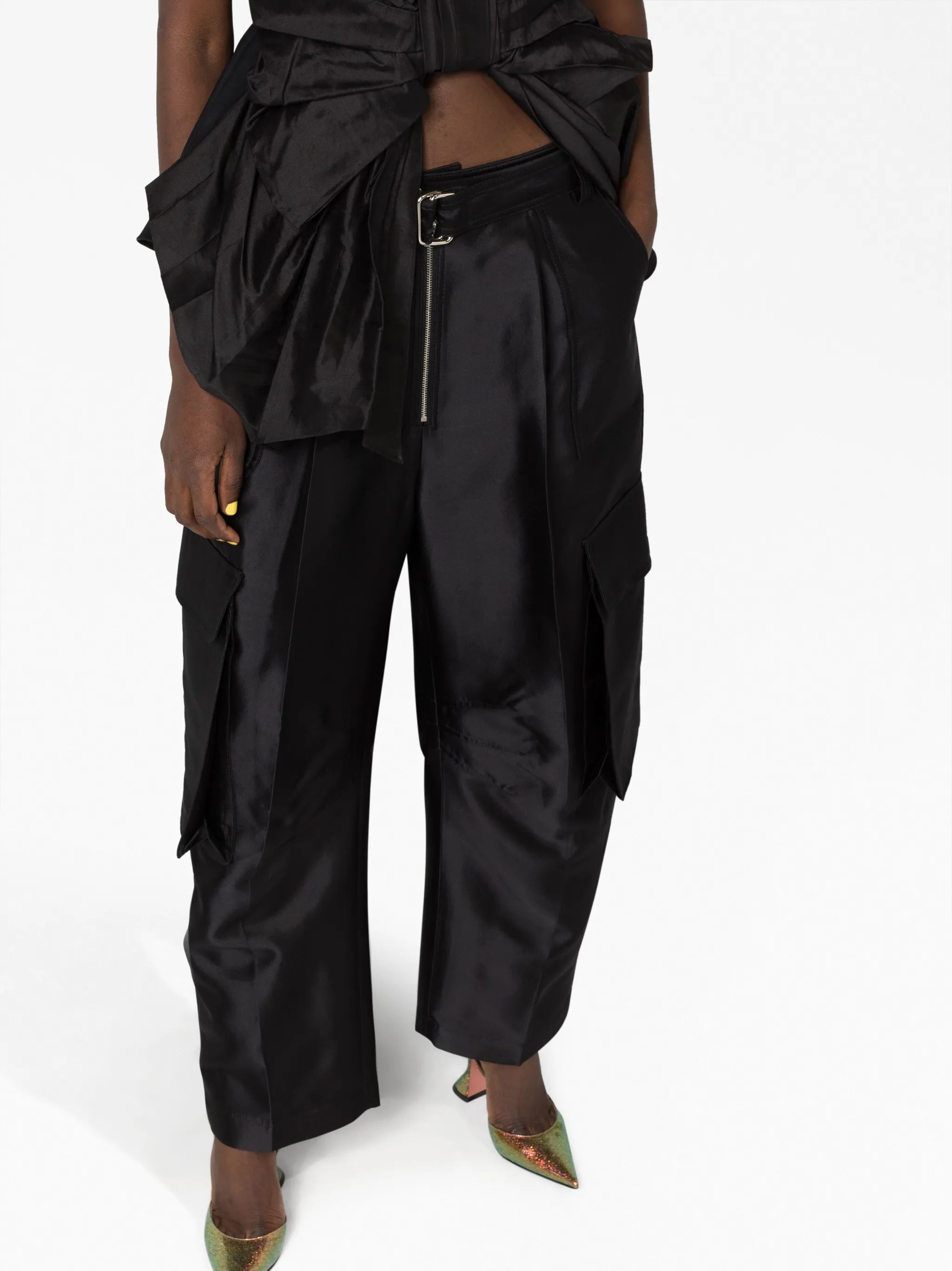 cargo-pockets wide-leg trousers